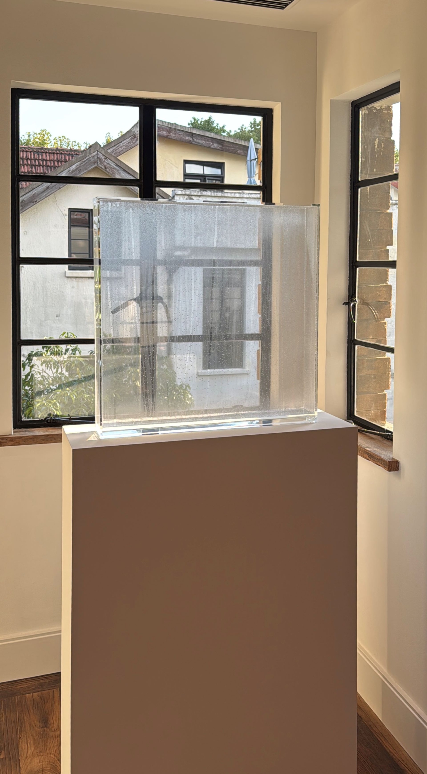 Paula Cooper在帶有往昔印記的精緻空間裡，畫廊有效地展現出Hans Haacke作品與空間的互動關係。（攝影／龔若靈）