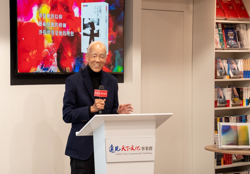臺灣藝術家江賢二於《江賢二：以美淨化人心》新書發表會現場。 （圖／天下文化提供）
