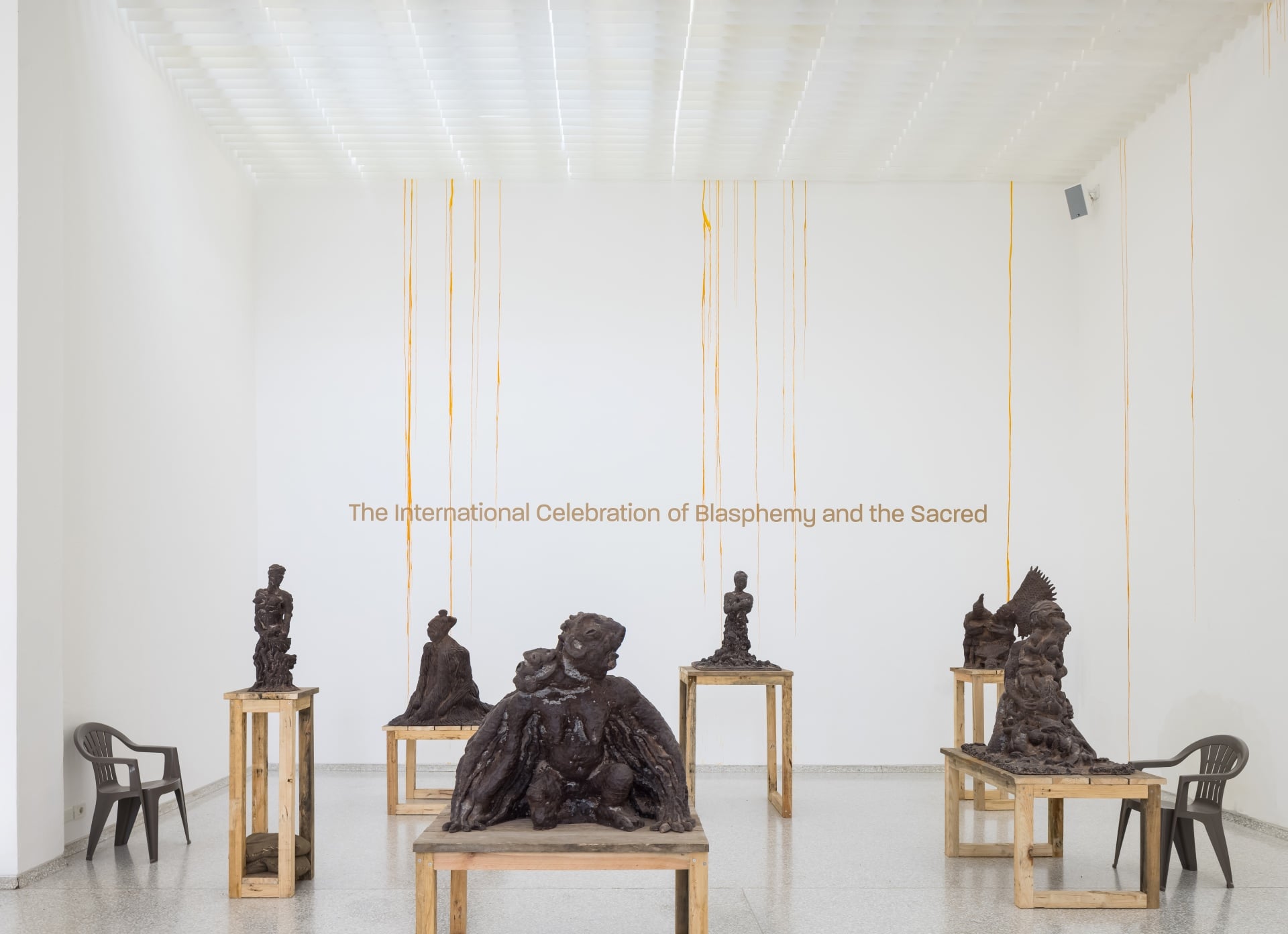2024年威尼斯雙年展荷蘭館展出由哈利迪策劃的「褻瀆與神聖的國際慶典」（The International Celebration of Blasphemy and the Sacred）中，展出巧克力雕塑一景。（攝影／Peter Tijh…