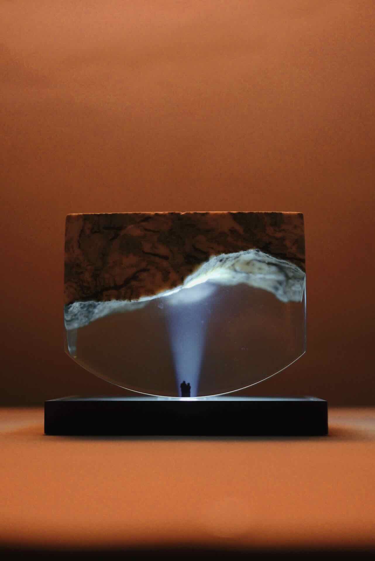 收藏家李品濤的Best Buy 3,000 USD：李曜丞《趨光尋覓》（Chasing Light），43 15×9.5x14cm，溪石、環氧樹脂，2024。ONE ART Taipei提供