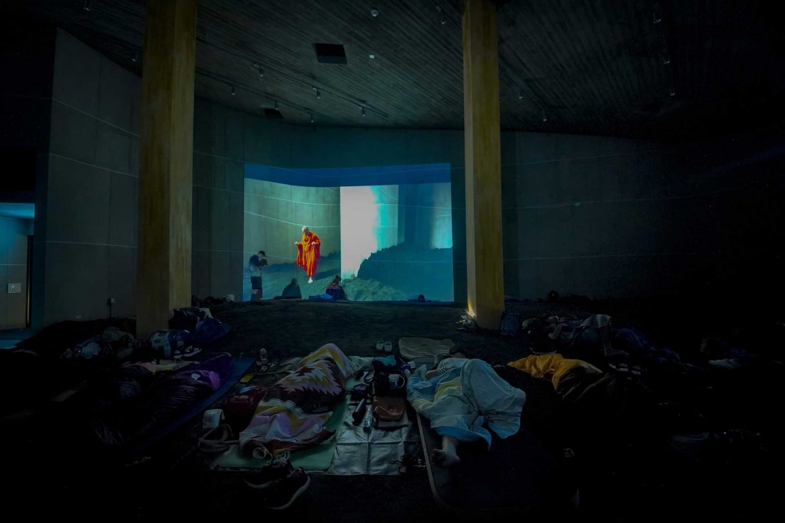 2018年，蔡明亮於宜蘭壯圍的沙丘旅遊服務園區展出的「行者」個展，圖為「沙丘」活動照。（本刊資料室，汯呄霖電影提供，攝影／黃宏錡）