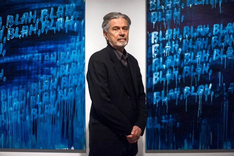 博赫納與「BLAH BLAH BLAH」系列畫作合影。（攝影／Keith Bedford for The Wall Street Journal）