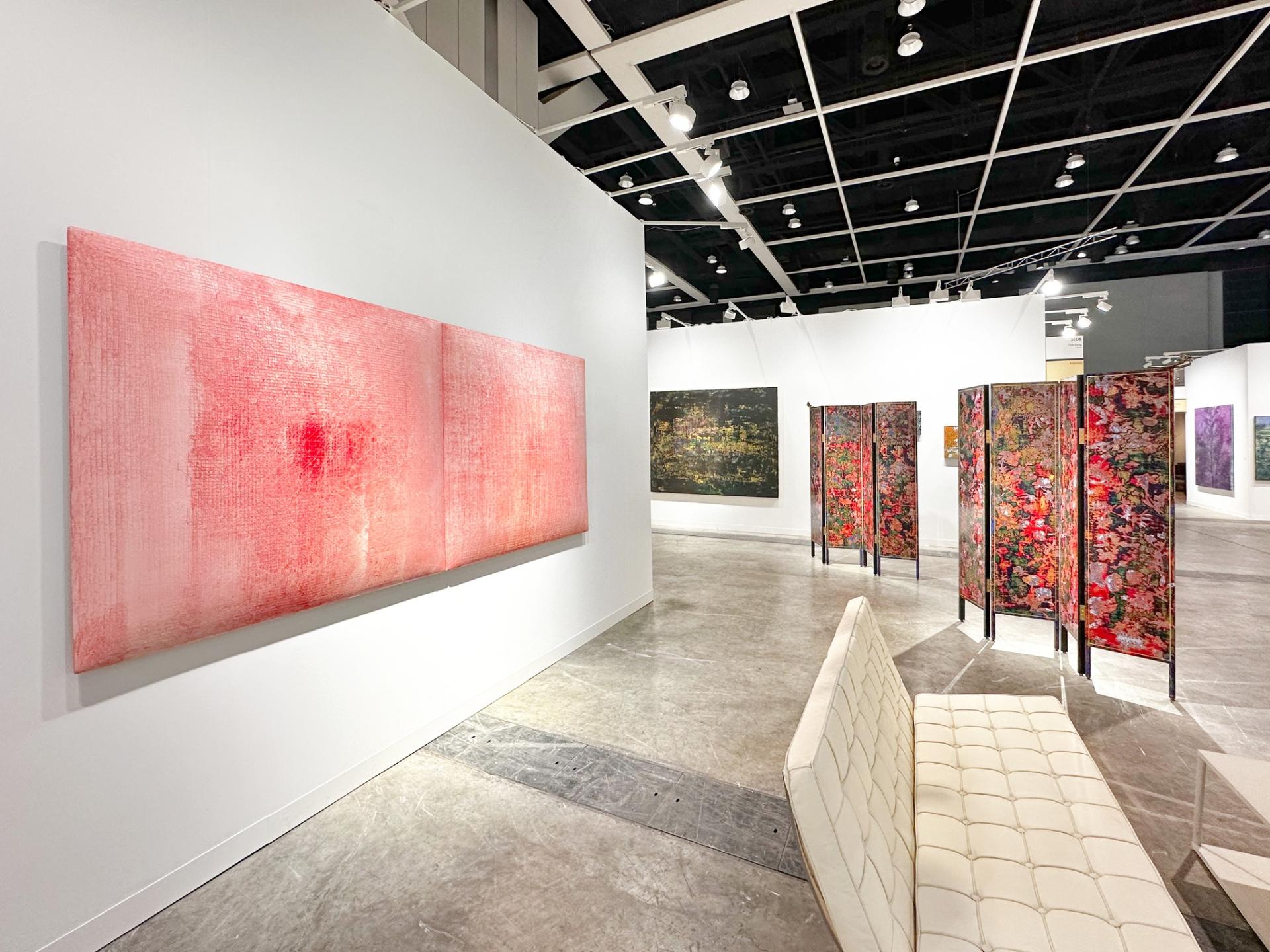 耿畫廊2024年於香港巴塞爾展位可見蘇孟鴻屏風系列作品。（耿畫廊提供）