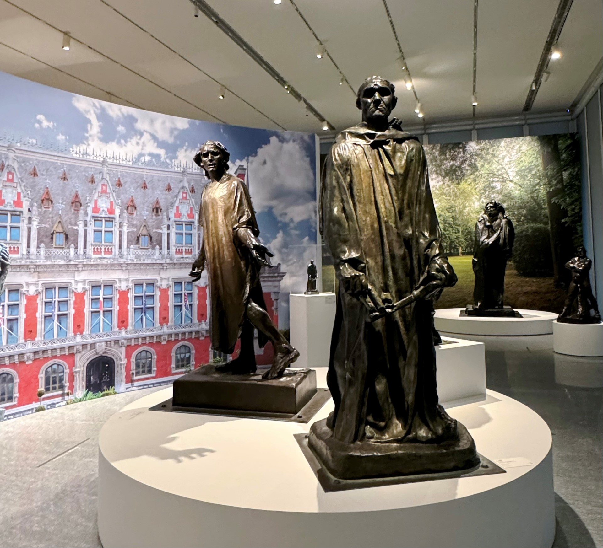 《加萊義民》（Les Bourgeois de Calais）是羅丹於1889年完成的雕塑作品，由12個鑄造品組成，紀念百年戰爭期間加萊在長達11個月的英軍圍城後投降的歷史事件。（本刊資料室）