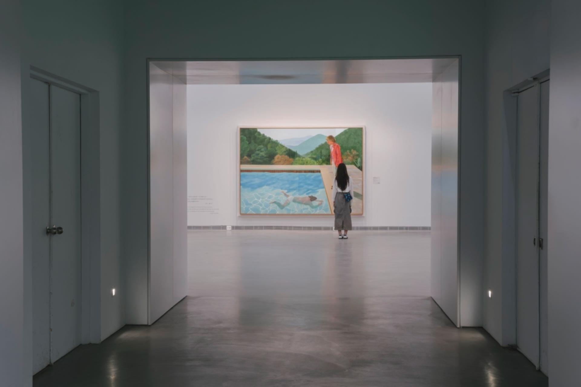 高美館展場一隅，呈現大衛．霍克尼之作品《藝術家肖像（泳池與兩個人像）》。（高美館提供）