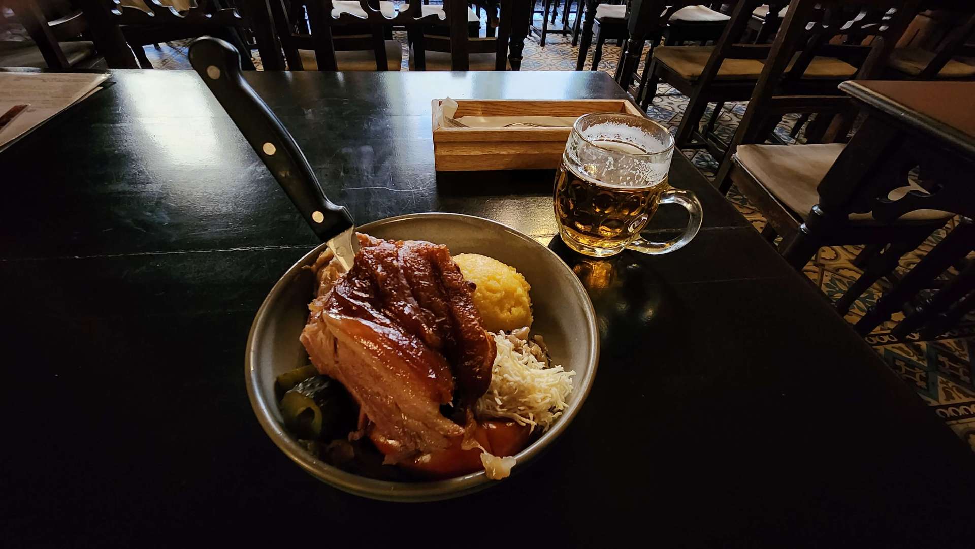 日耳曼文化顯現於羅國飲食及其餐點的詞彙，國菜烤豬腳乍看很像德國菜，但吃下肚後才發現調味方式非常不同。在經歷羅國料理的洗禮後，比較能夠想像雕塑大師布朗庫西每日餐點的口味。（攝影／高森信男）