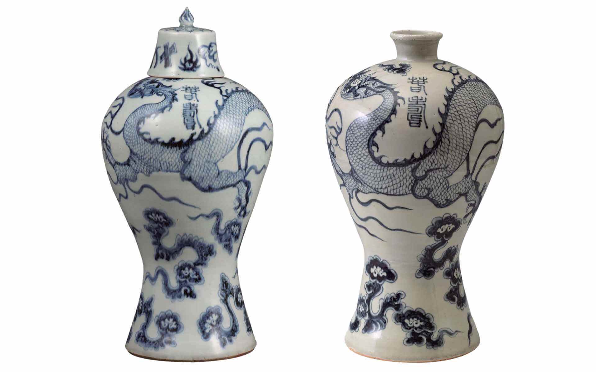 左：圖15 明洪武 景德鎮窯〈青花雲龍紋梅瓶（「春壽」銘）〉，高36.6公分，徑20.4公分，東畑謙三捐贈，大阪市立東洋陶瓷美術館藏。右：圖16 明洪武 景德鎮窯〈青花雲龍紋梅瓶（「春壽」銘）〉，高37公分，徑20.4公分，上海博物館藏。