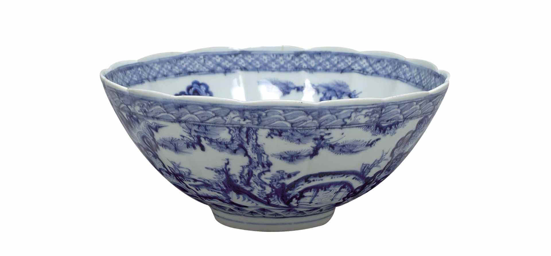 圖11 明15世紀 景德鎮窯〈青花松竹紋葵口碗〉，住友集團捐贈／安宅典藏，大阪市立東洋陶瓷美術館藏。