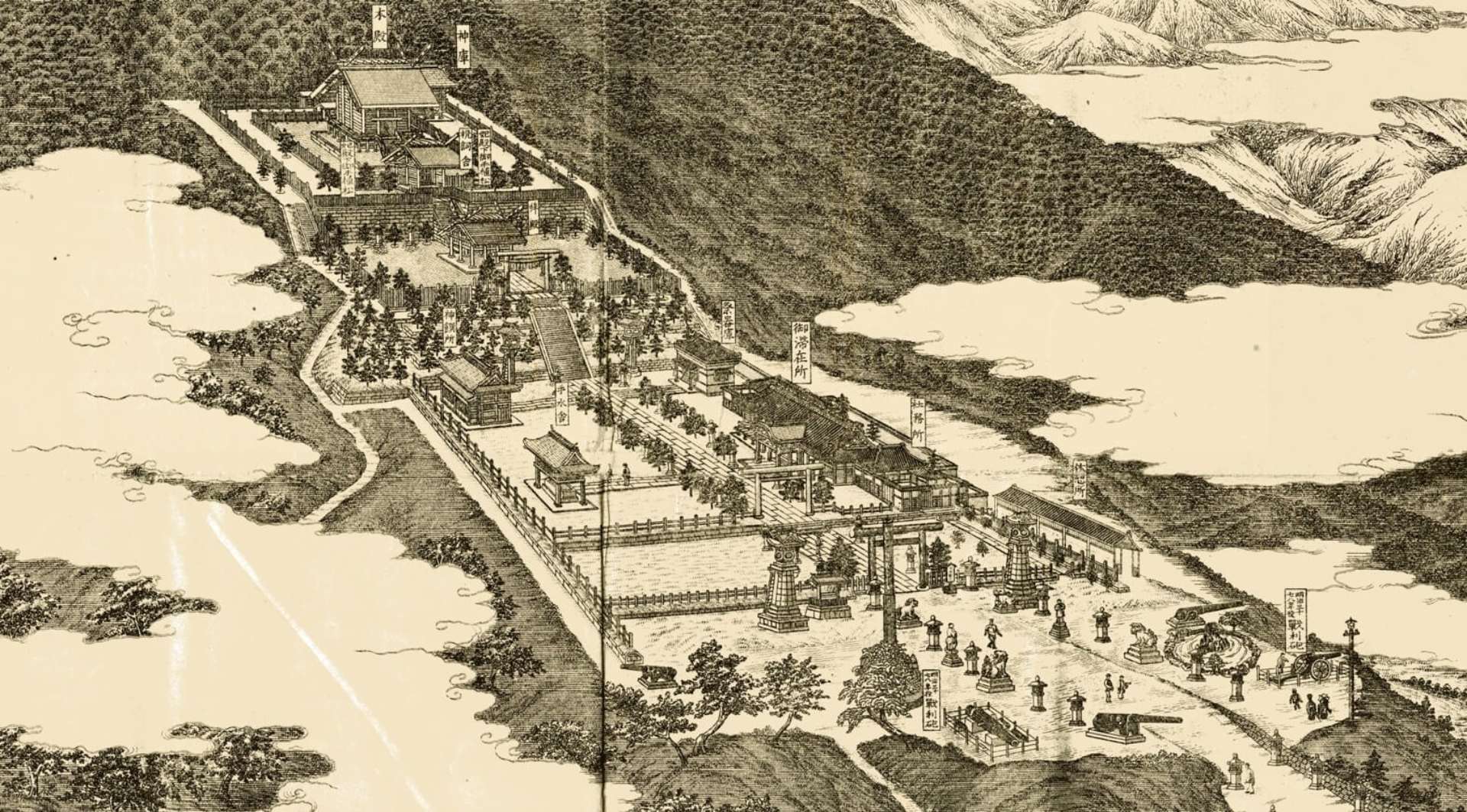 1922年再版《官幣大社臺灣神社境內之圖》局部，銅版畫，臺灣日日新報社印刷，初版於1906年由日本東京精行社印刷，臺灣神社社務所發行。這幅銅版畫紀錄了臺灣神社的建物與景觀，包含噴水池、砲臺、石獅與石燈籠等，往來熱鬧的參詣人潮，包含了不同性別…