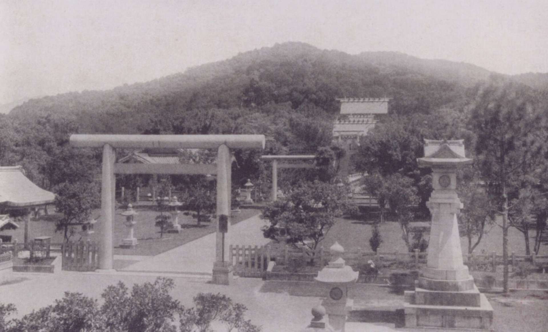臺灣神社全景照片，位於如今的臺北圓山大飯店境內。（《日治時期（1895-1945）繪葉書——臺灣風景明信片全島卷（下）》）