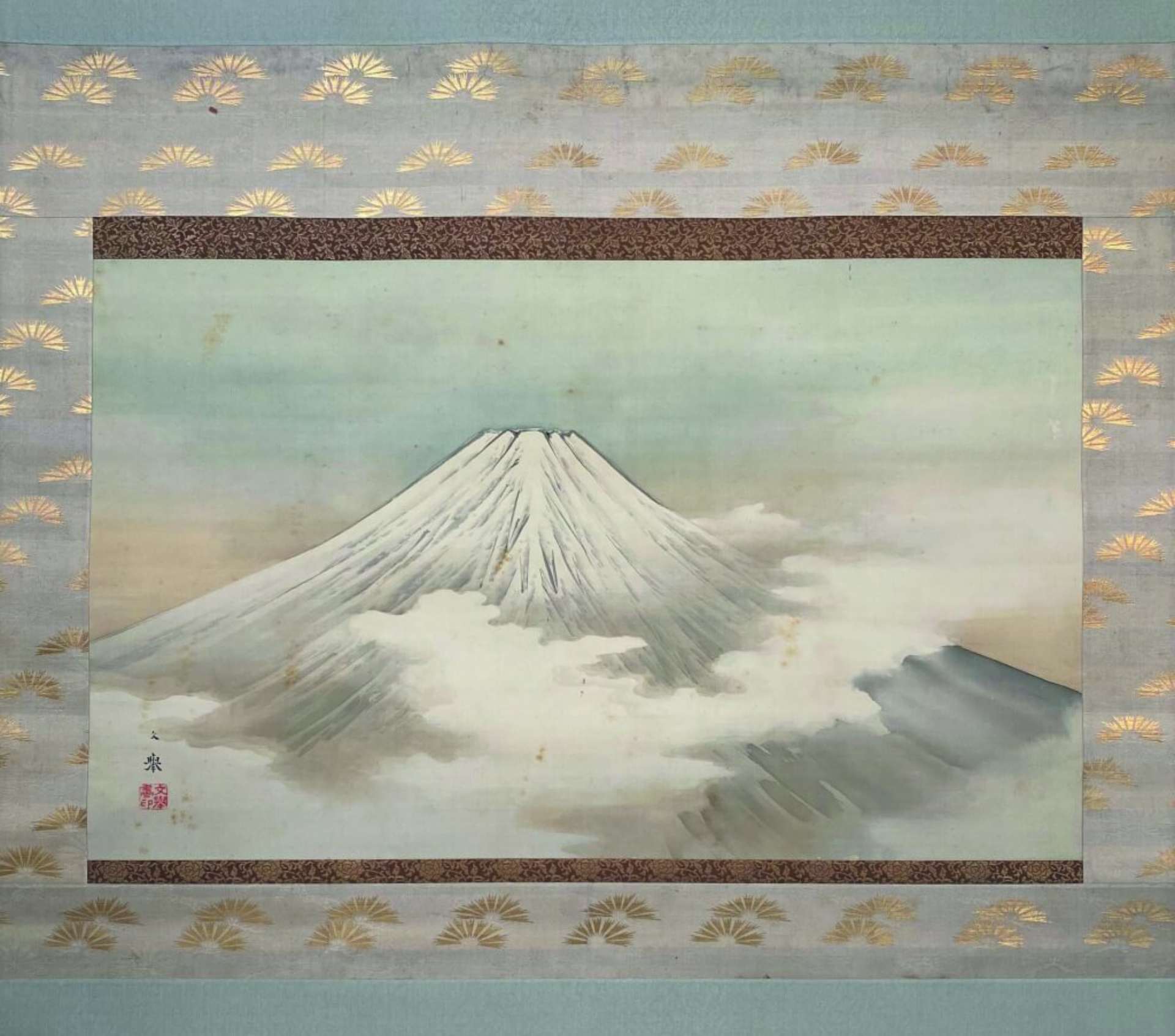 野村文舉，《富士山圖》，1901，立軸絹本設色，55.0×84.0cm，1902年5月奉納臺灣神社，國立臺灣博物館藏。（攝影／劉錡豫）