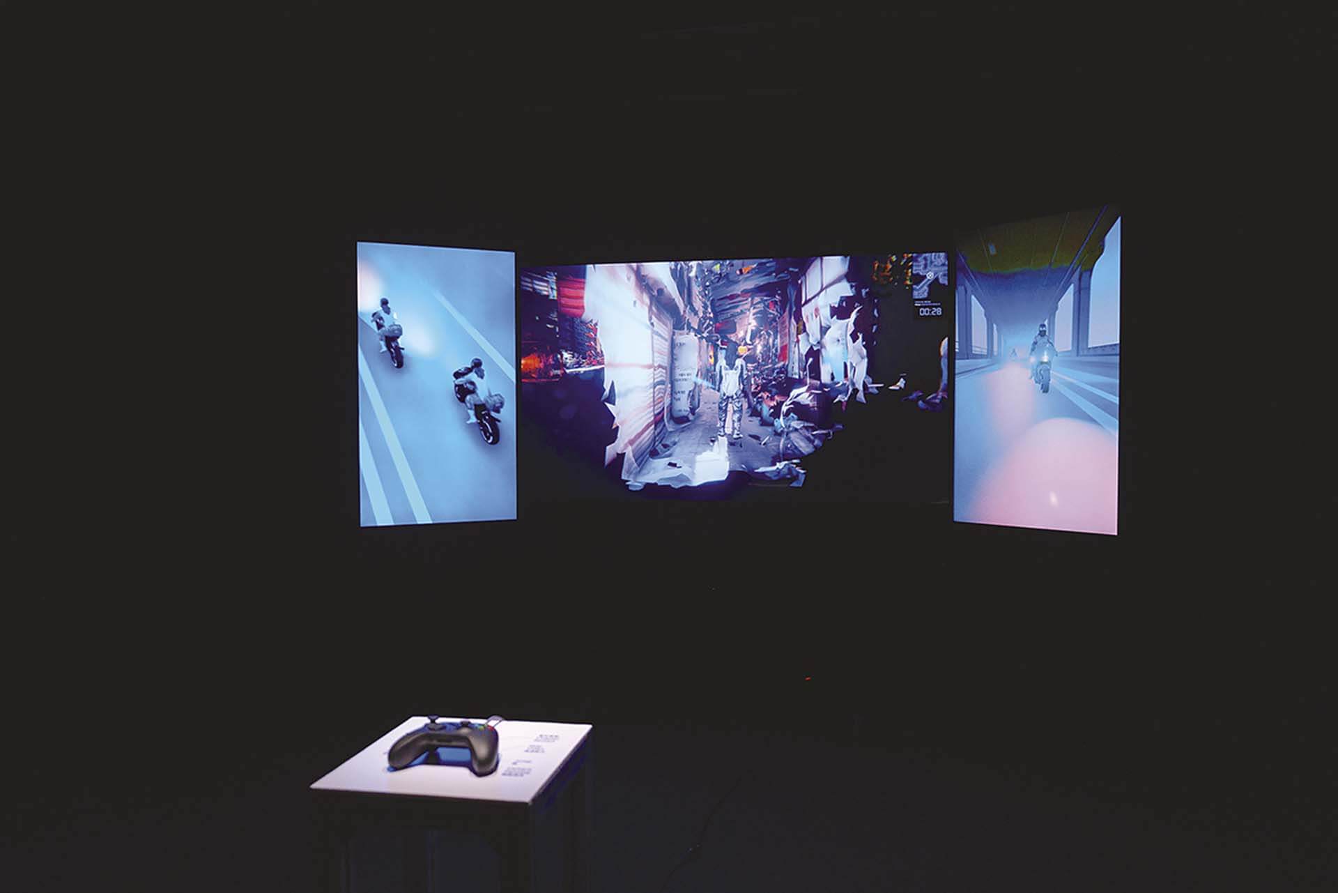 圖為金雅瑛（Ayoung Kim）作品《外送舞者星球》以及相應於此錄像作品的《外送舞者模擬器》於「2024未來媒體藝術節—奇異點」展出一景。（攝影／三月影像 許博彥，臺灣當代文化實驗場提供）