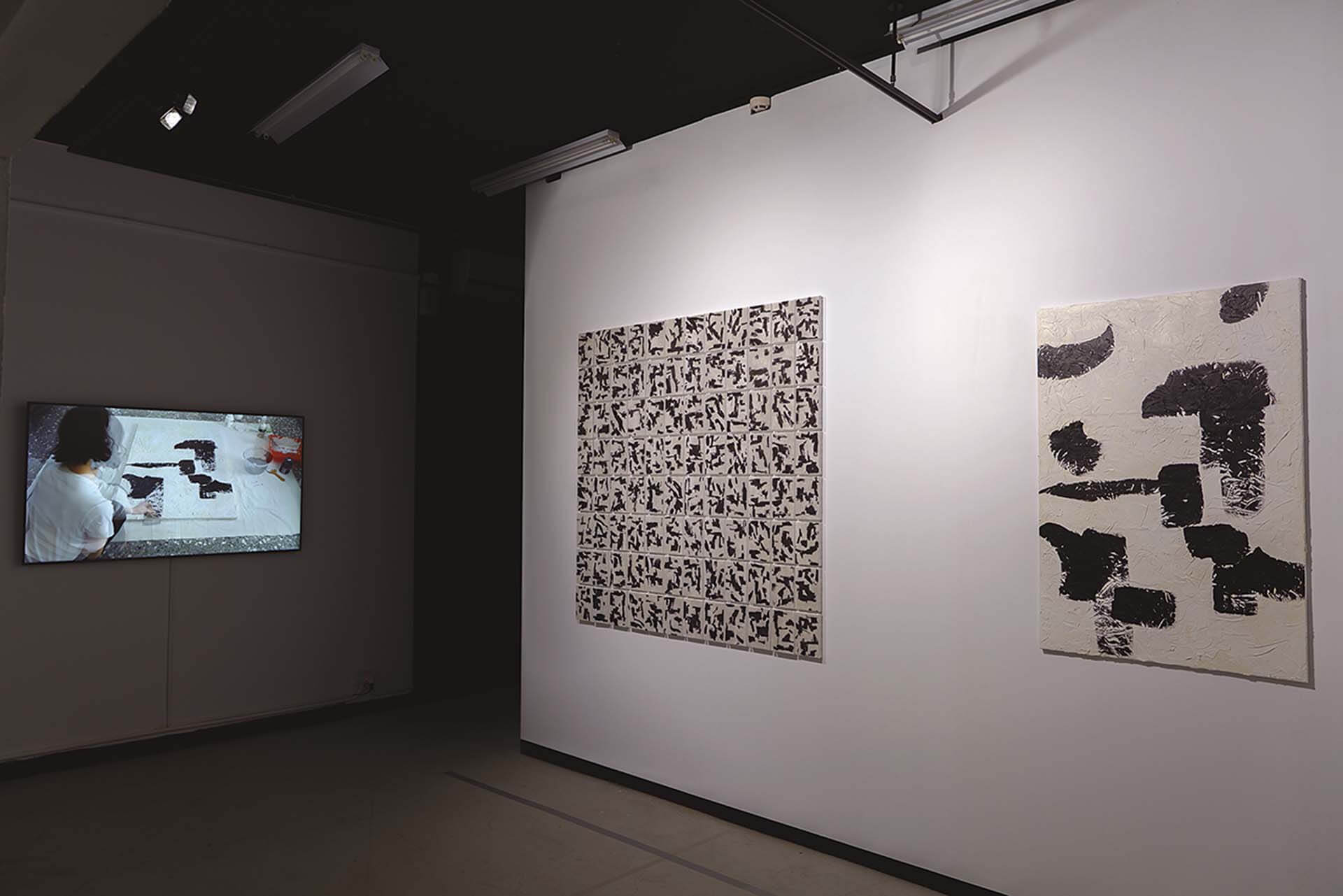 藝術團體「陽春麵研究舍」與陳宣伯合作的作品《Prompt: Dupe arts》於臺灣當代文化實驗場展出一景。（攝影／三月影像 許博彥，臺灣當代文化實驗場提供）