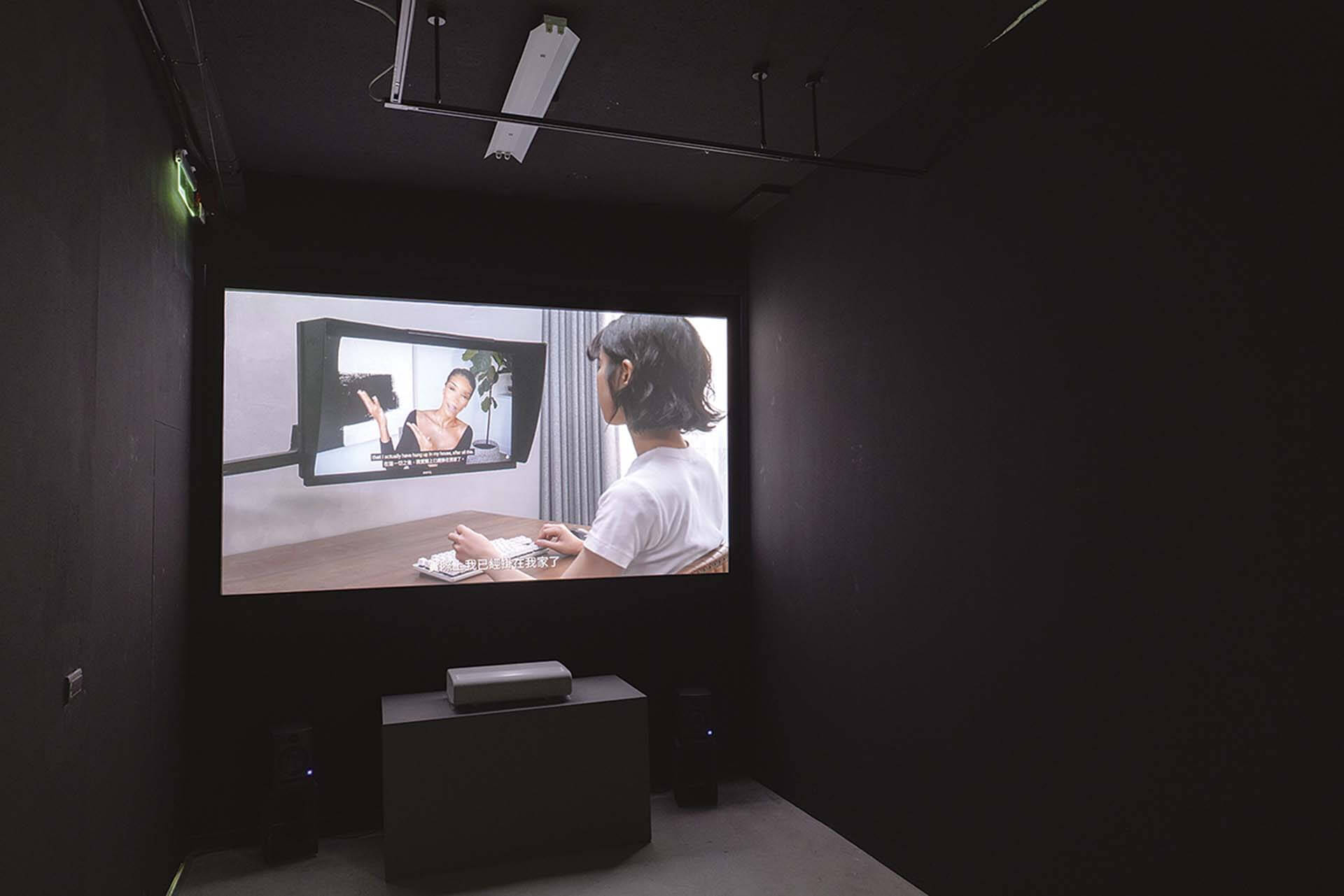 藝術團體「陽春麵研究舍」與陳宣伯合作的作品《Prompt: Dupe arts》於臺灣當代文化實驗場展出一景。（攝影／三月影像 許博彥，臺灣當代文化實驗場提供）