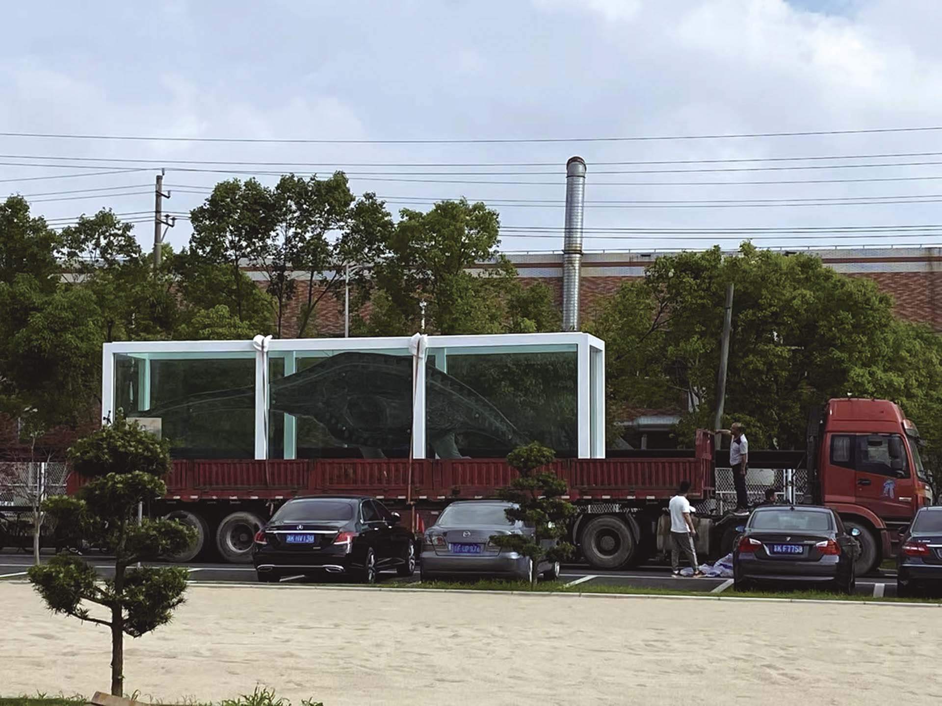 徐震的作品《無題》從位於松江的工作室正準備運往淮海路的商業廣場。（卞卡提供）