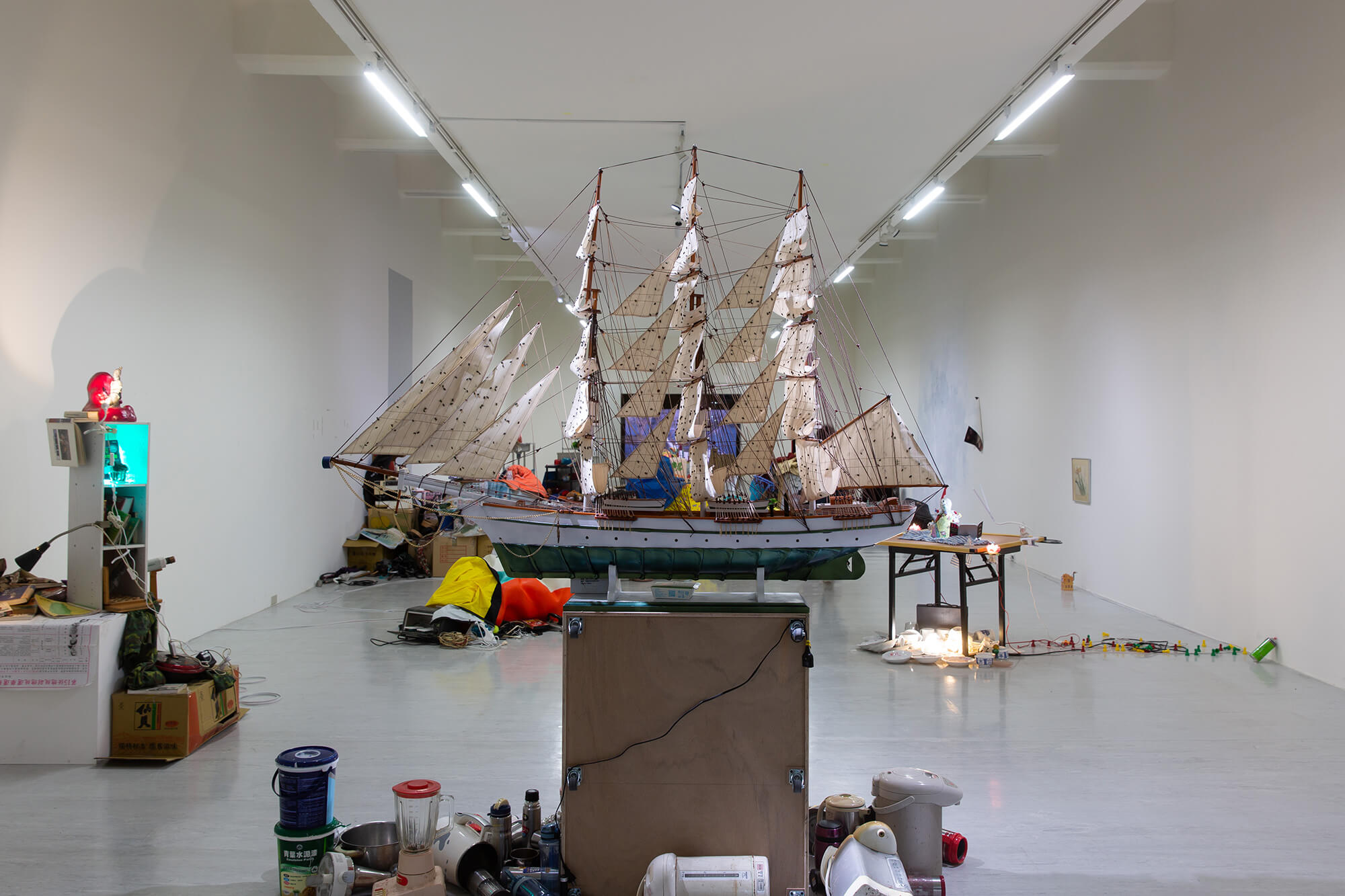 《大家都來看你了—倪祥個展》展場一隅，2024。（臺北市立美術館提供）