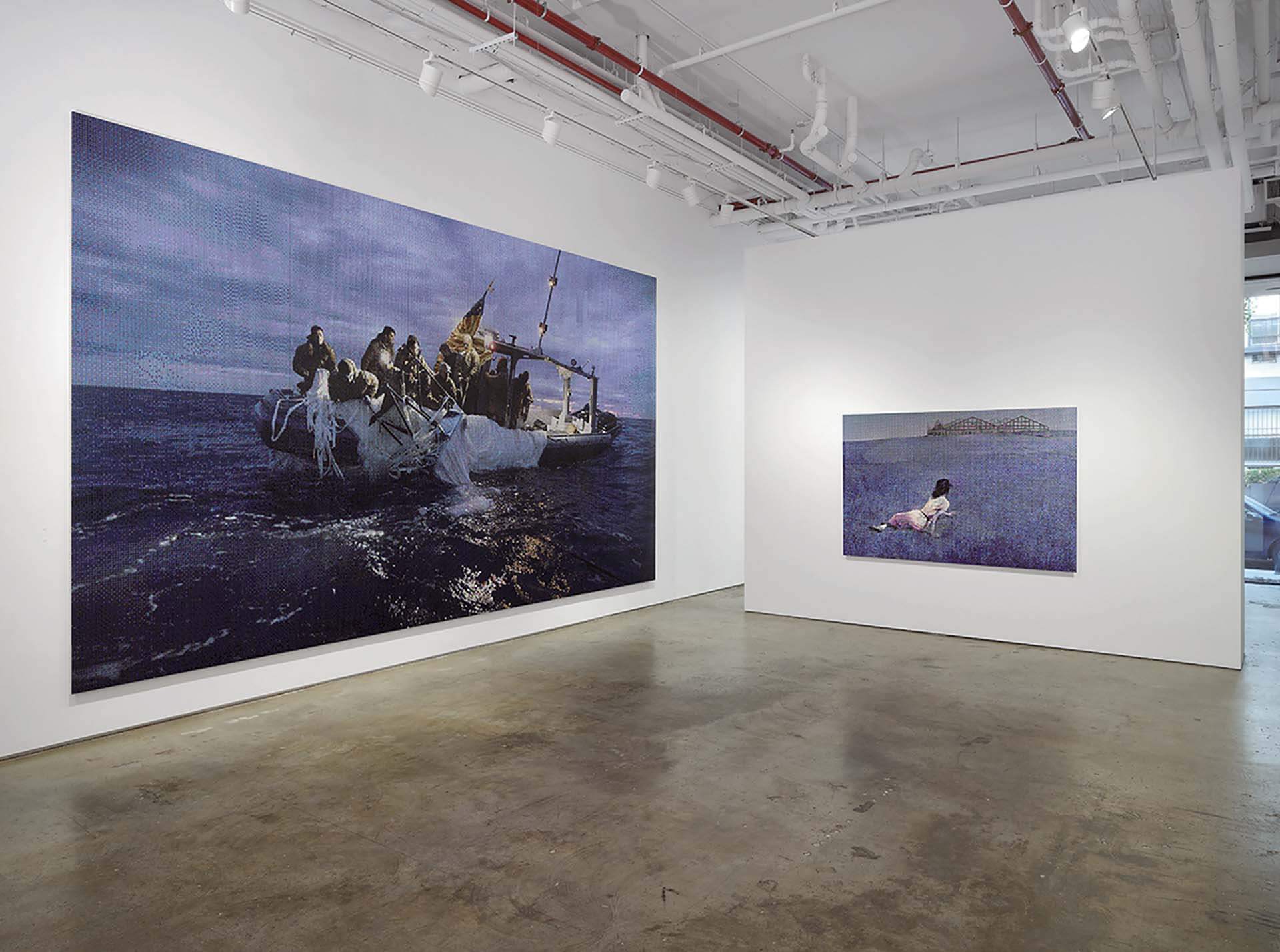 施納貝爾畫廊展出的平面作品圖像有包括了美國軍隊船隻打撈中國間諜氣球碎片的圖像，艾未未在船上加上了美國國旗與美國總統拜登。（紐約維托．施納貝爾畫廊提供）