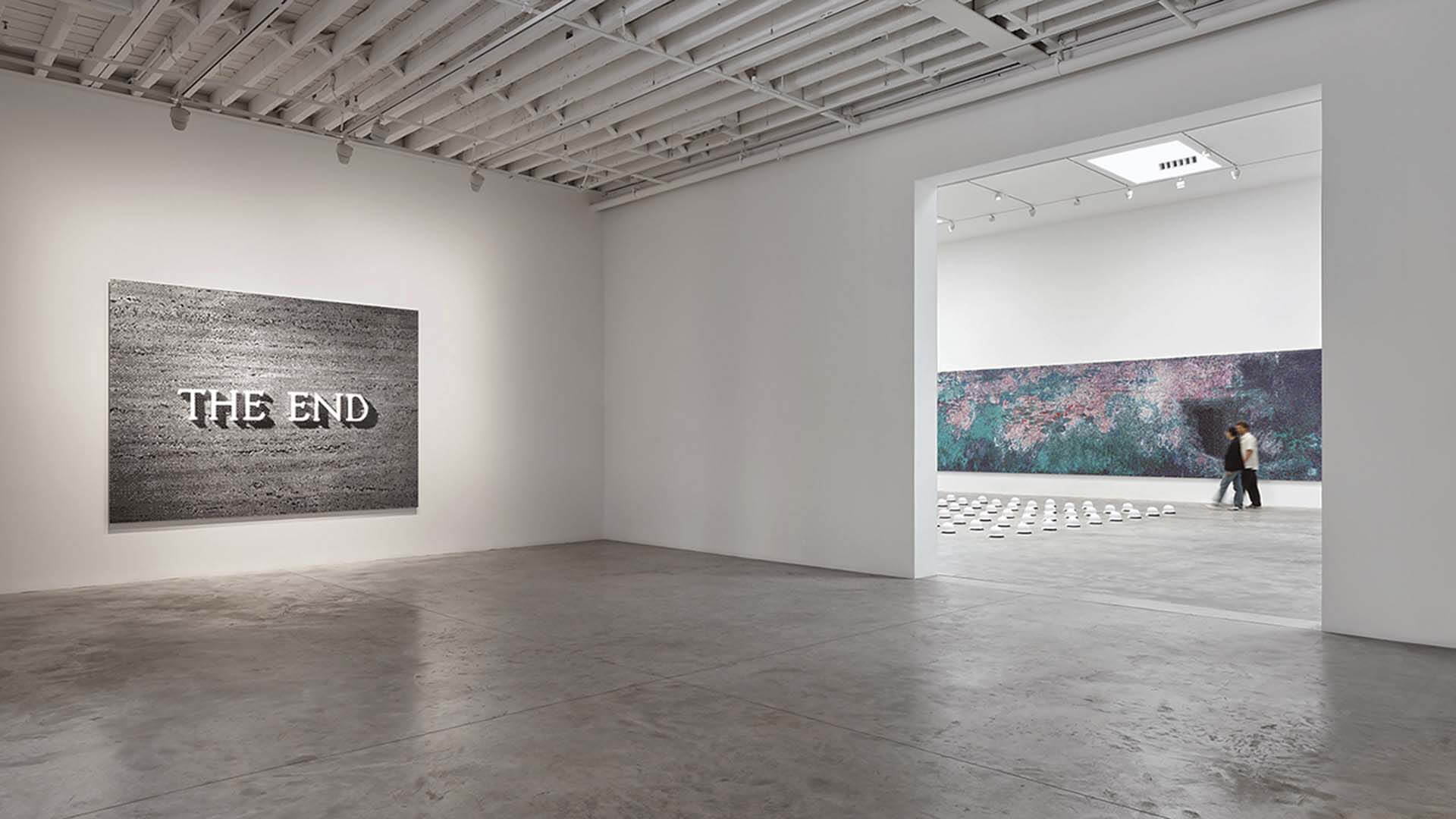 在林冠基金會的展覽以作品《The End》開篇，該作品靈感來自卓別林的電影《大獨裁者》的片尾字幕。（林冠基金會提供）
