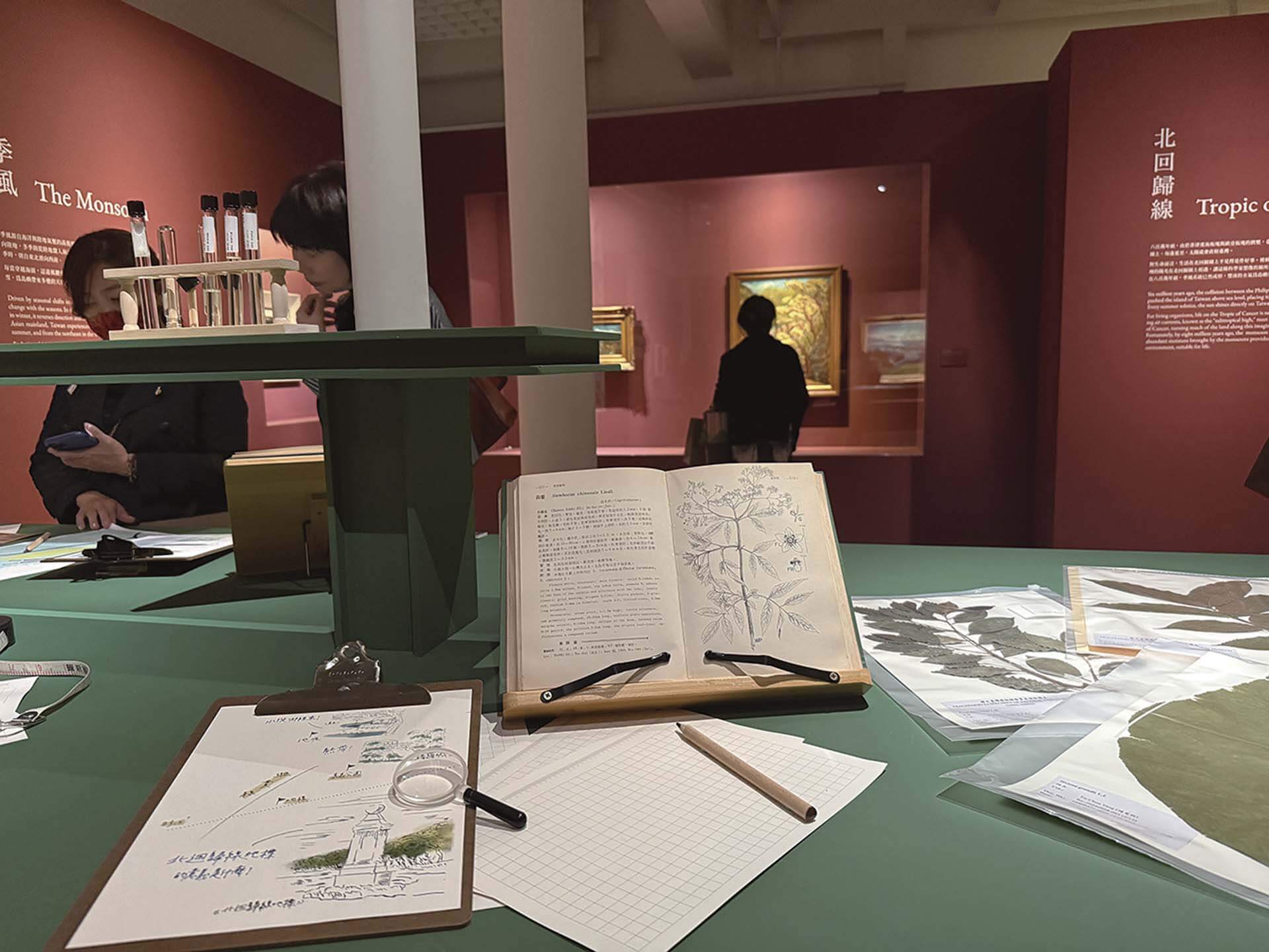 圖為「走揣.咱的所在:陳澄波百三特展」中討論臺灣地理、動植物等地理內容。(攝影/朱佑霖)