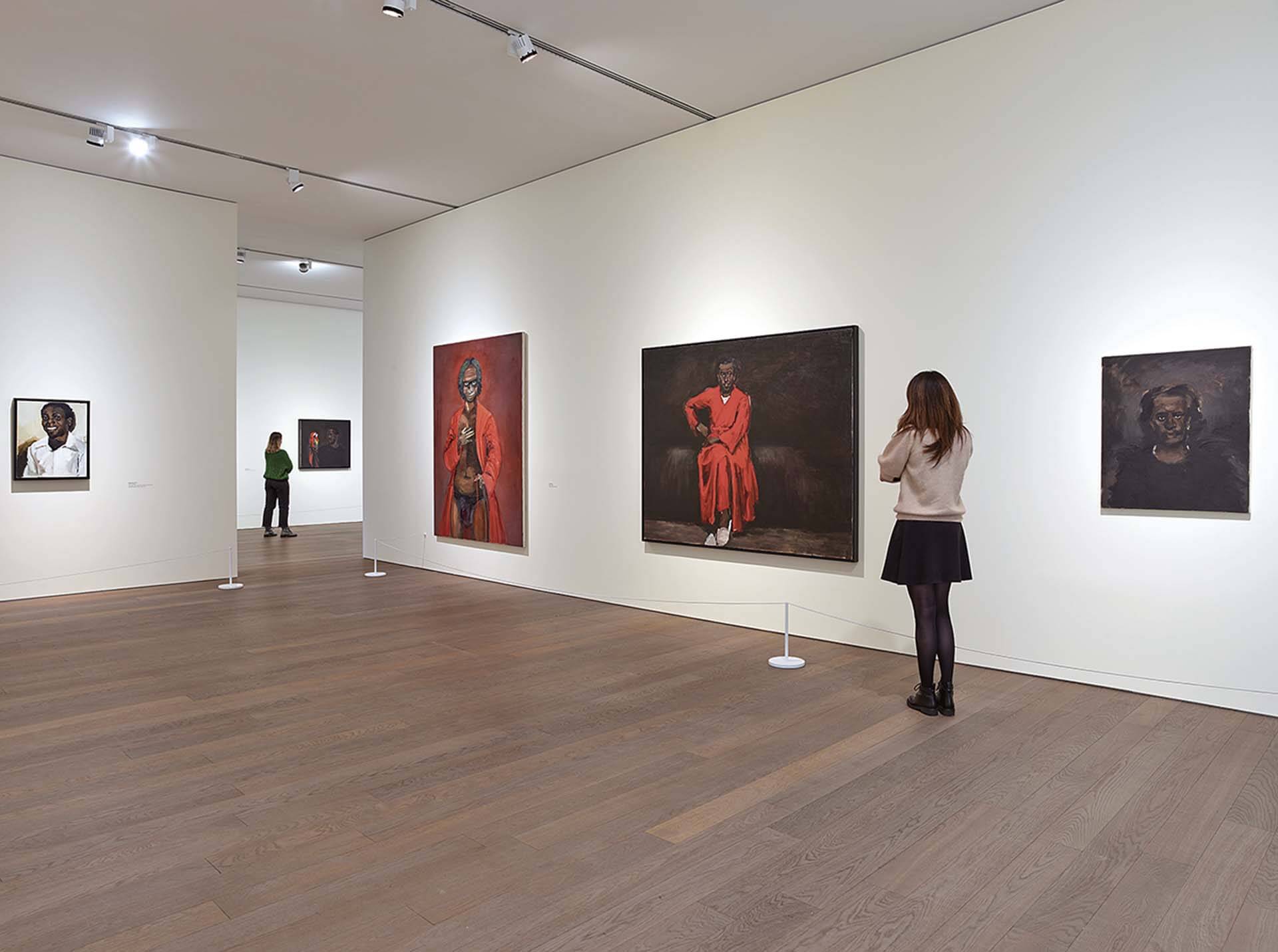 伊亞當．布阿克（Lynette Yiadom-Boakye）的個展「與夜共飛」於盧森堡現代美術館展出一景。（ 01.04.2022 — 05.09.2022）。（攝影／Rémi Villaggi，盧森堡現代美術館提供）