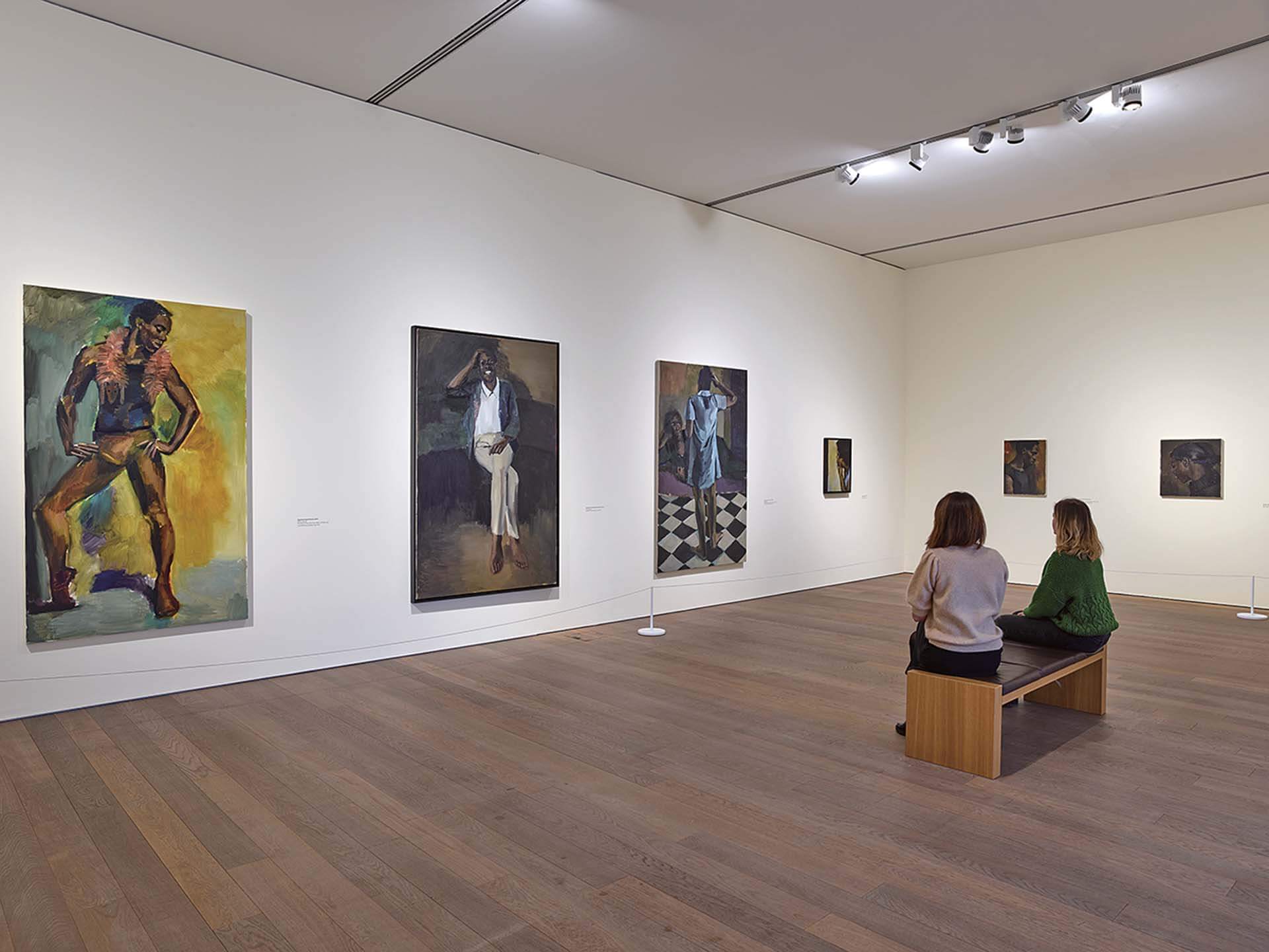 伊亞當．布阿克（Lynette Yiadom-Boakye）的個展「與夜共飛」於盧森堡現代美術館展出一景。（ 01.04.2022 — 05.09.2022）。（攝影／Rémi Villaggi，盧森堡現代美術館提供）