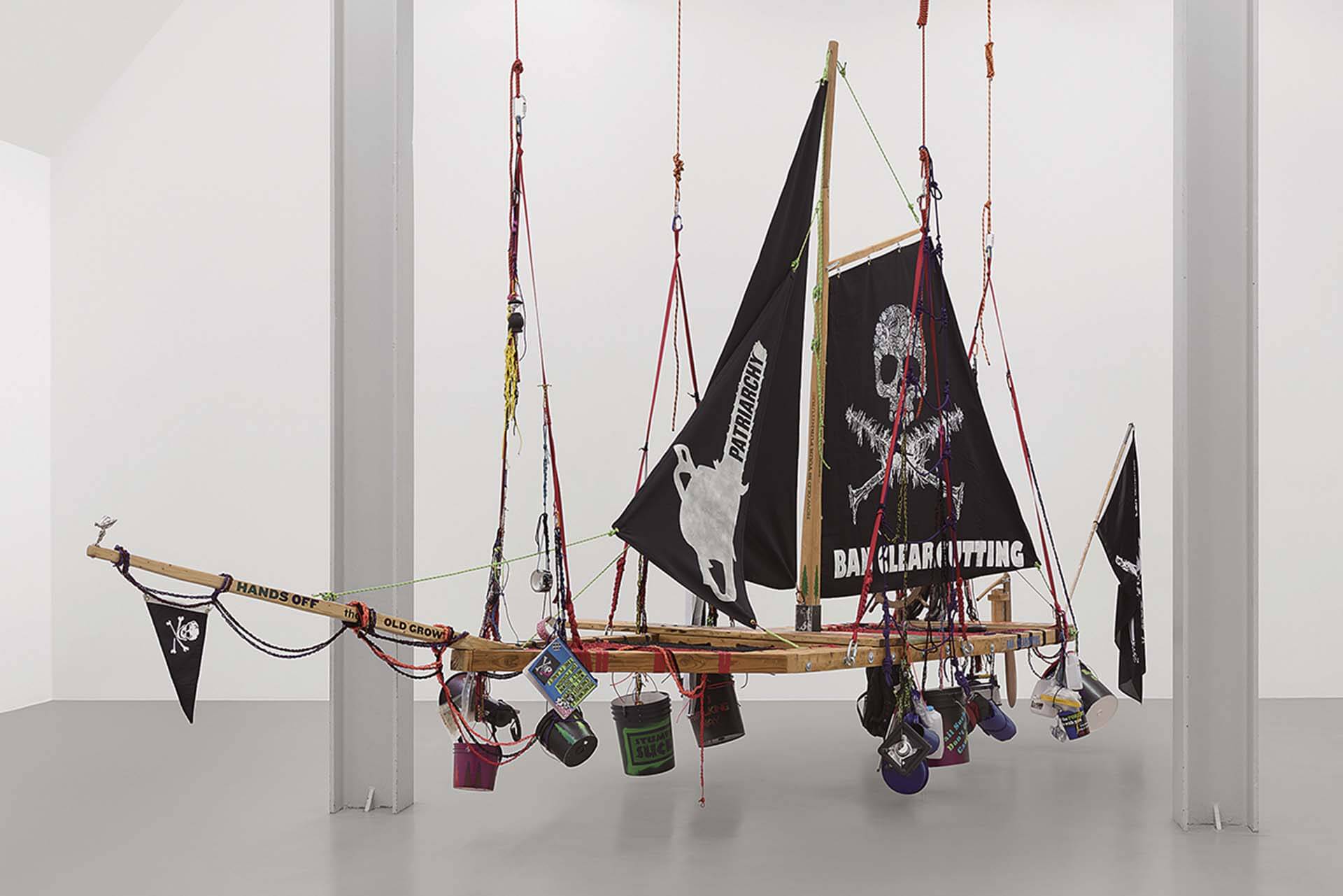 鮑爾斯（Andrea Bowers）的《激進女權主義者海盜船樹坐台》（2013），盧森堡現代美術館收藏，2023年Gaby & Wilhelm Schürmann捐贈，盧森堡現代美術館收藏家之友協會支持。圖為鮑爾斯（Andrea B…