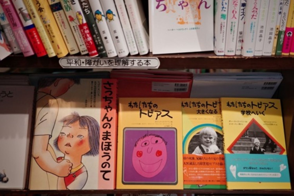 繪本選書的本地觀點：在反戰與和平選書上，經營共融社會、對障礙者的理解，也是種下和平的種子。