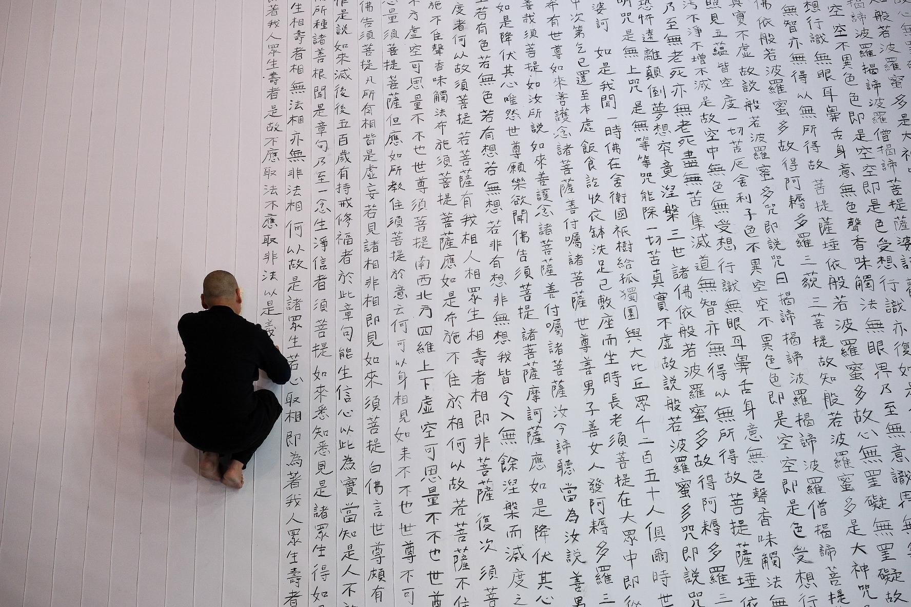 高美館「行者十步：蔡明亮」將於2025年5月月登場，圖為蔡明亮於龐畢度中心抄寫經文。（攝影／王雲霖）