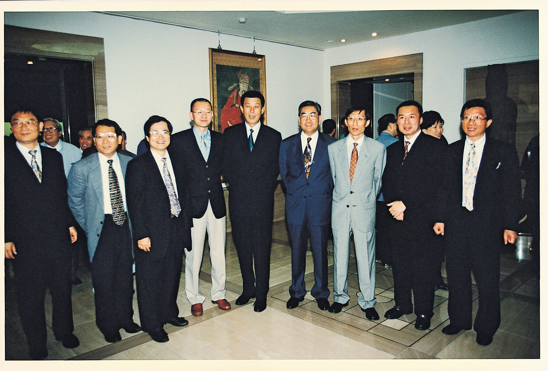 清翫雅集成立於二十年前，始終以行動表達正確的收藏精神，及富而好禮的人文氣質。此為1998年舉辦的第二屆清翫收藏展現場，正中央為其時任第二任會長的陳啟斌，身旁左側為創會會長蔡一鳴（右四），與會員何國慶（左一）、石允文（左三）、陳泰銘（左四）與…