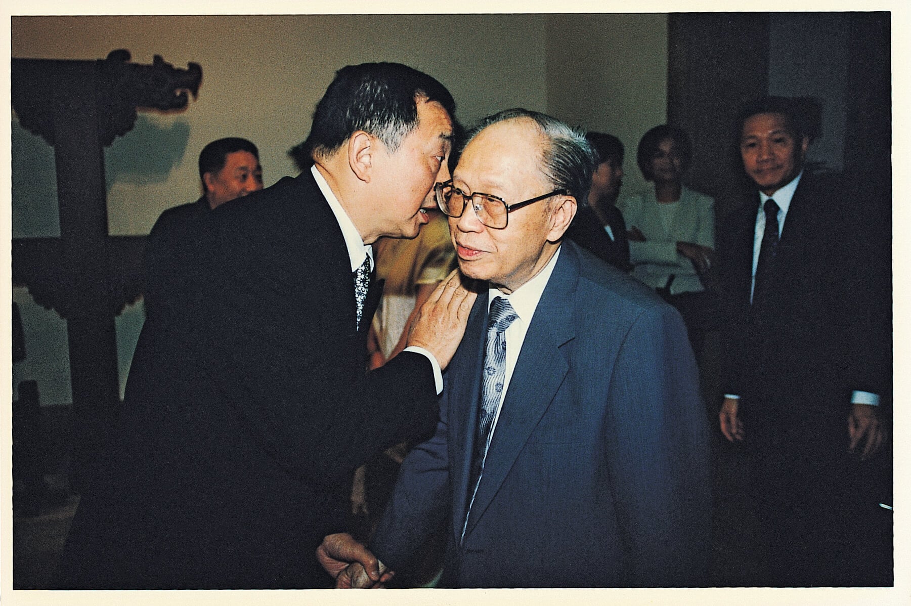 秦孝儀（右）曾任台北故宮院長近二十年，其間廣與民間藏家交流，建立產官學界間的溝通橋樑。清翫會員馬志玲（左）的瓷器收藏亦為孝公所稱許。（本刊資料室）