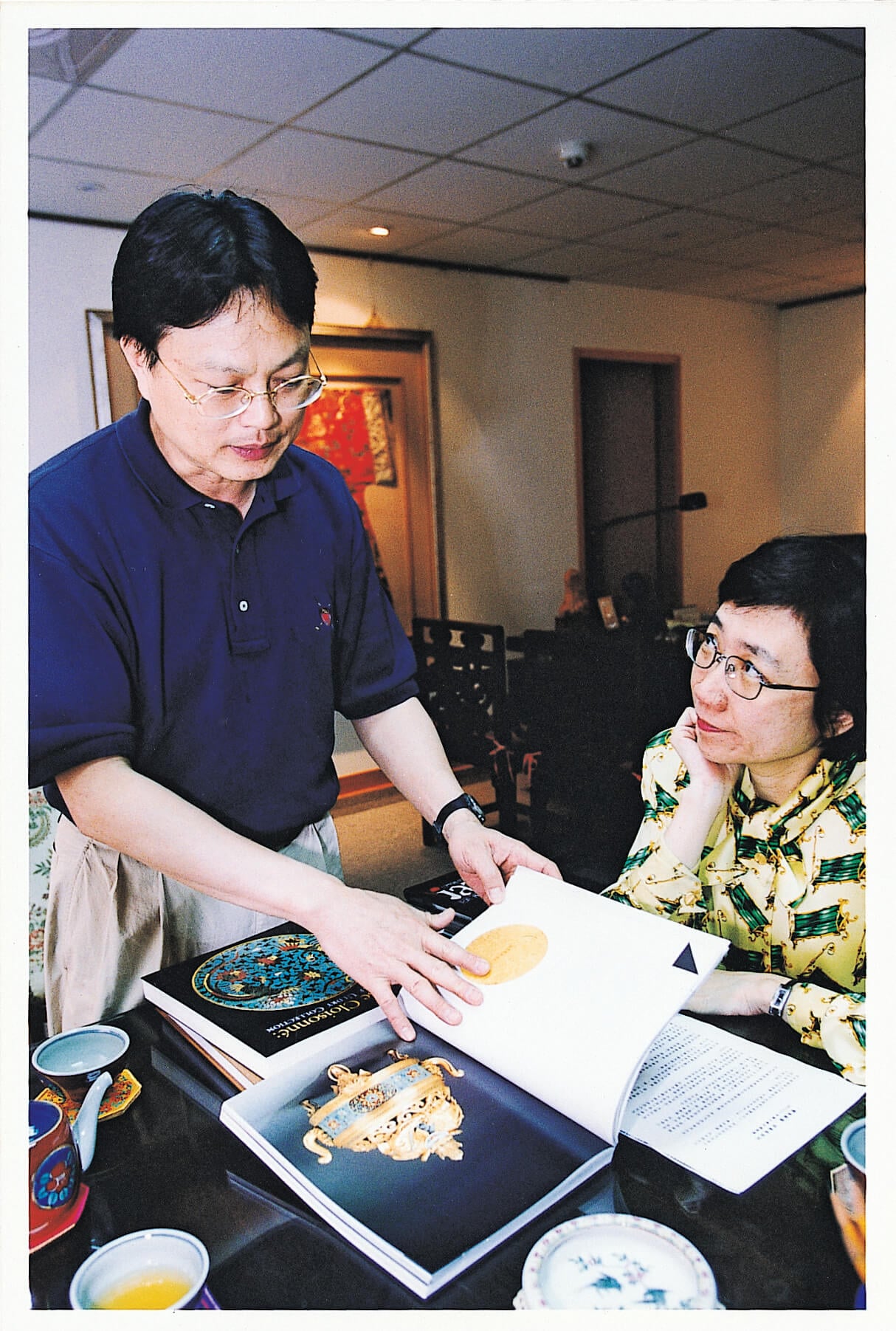收藏絕不能無謂跟風或大肆炒作，拍賣季節來臨時面對琳瑯滿目的藝術品，須審慎研讀、評估，若無通透的理解與見地，只圖盲目豪奪，只會製造更多的市場亂象。圖為洪三雄與陳玲玉夫婦。（本刊資料室）