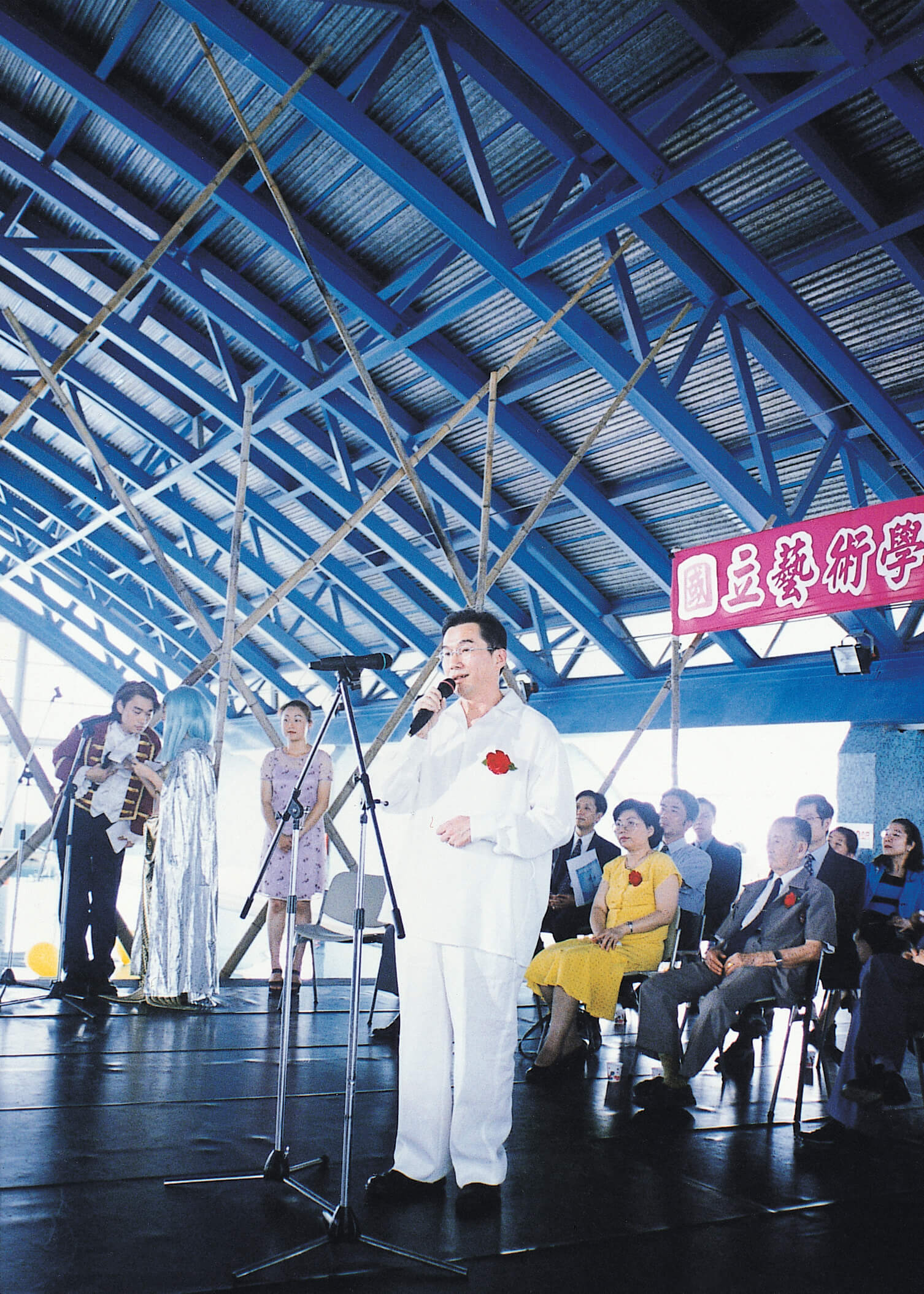 1999年，林百里參加台灣國立藝術學院的畢業典禮。典禮上他致詞道：「我覺得企業家的人生是黑白的，而藝術家的人生是彩色的⋯⋯我只能珍惜每一個接觸藝術的機會，選擇收藏字畫為樂⋯⋯我們應該多關心文化傳承的事情。」表達了自身對藝術的渴求，與一個收藏…