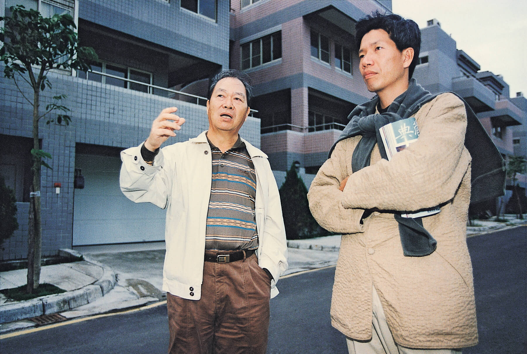 喜愛藝術，了解藝術，與藝術為友。1997年，蔡國強來台與葉榮嘉聚會。當時藝術家還未有今日爆破大師的地位，葉榮嘉就已經收藏了他的作品，並與之相交。（本刊資料室）