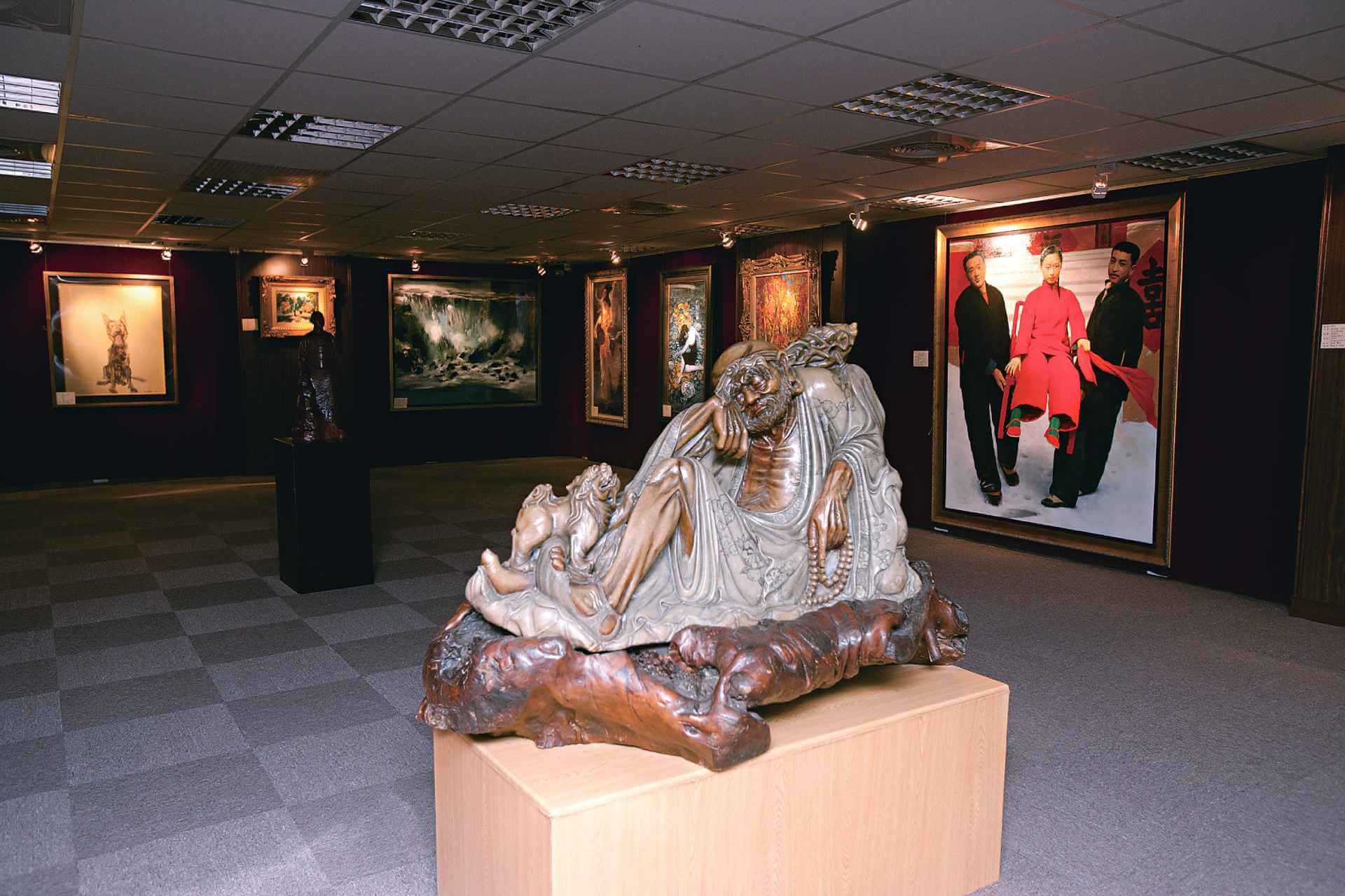 潘文華於收藏室裡，除了古玩珍品，還展出諸多油畫精品。（潘文華提供）