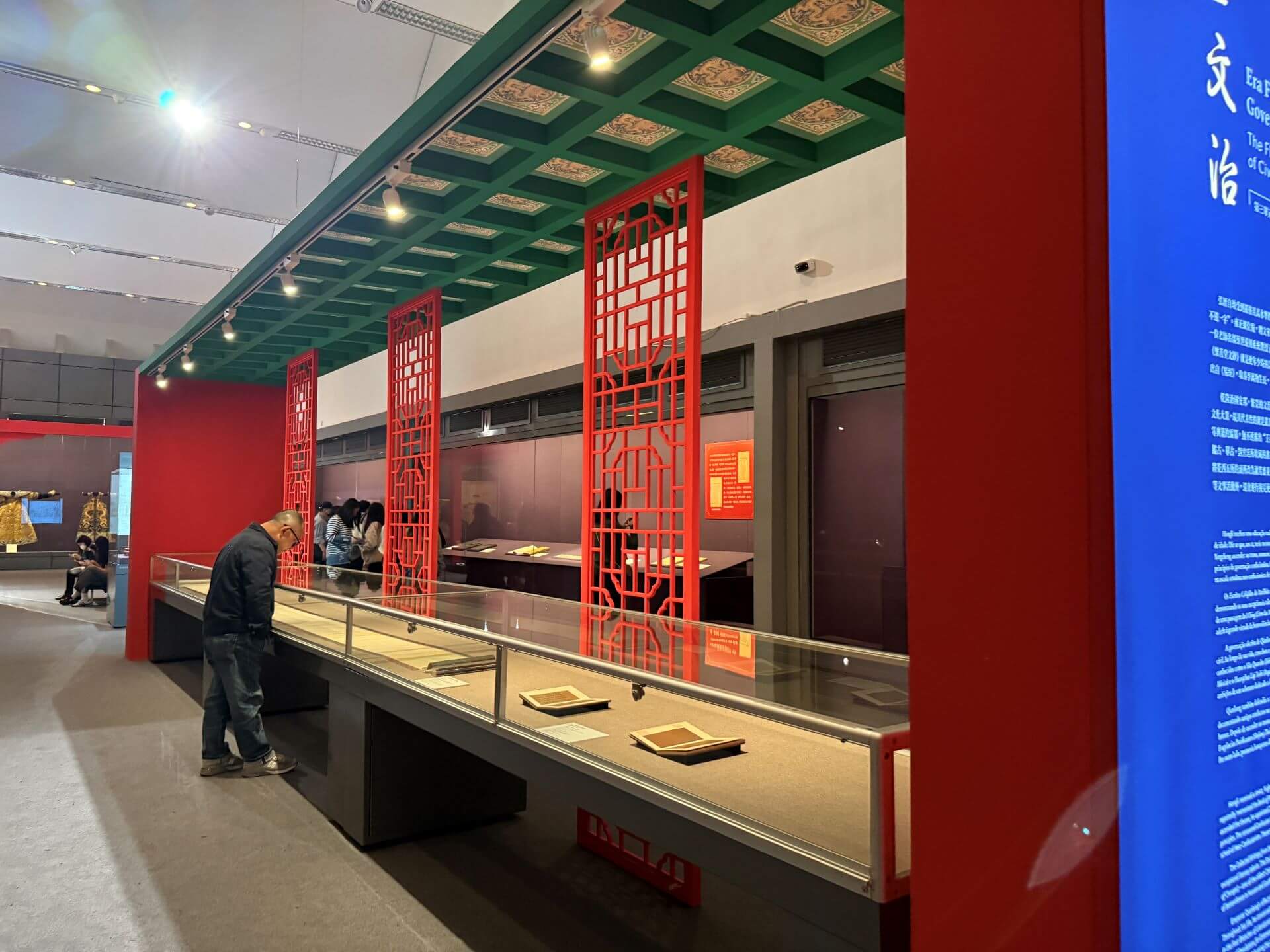 澳門藝術博物館「天下明德——故宮博物院重華宮主題展」展場空間。（攝影／朱佑霖）