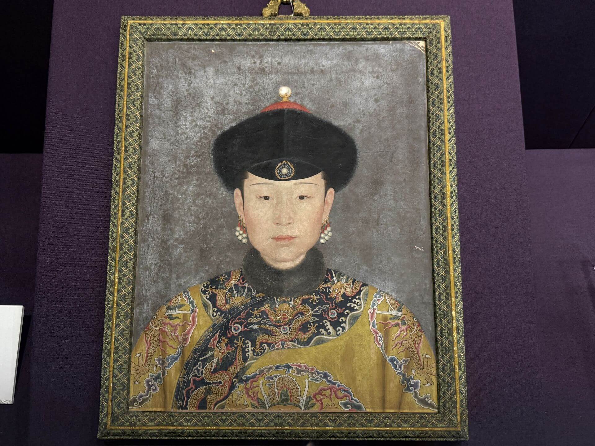 清 郎世寧？《孝賢皇后半身像屏》，紙本油畫，60.5×48公分，北京故宮博物院藏。（攝影／朱佑霖）