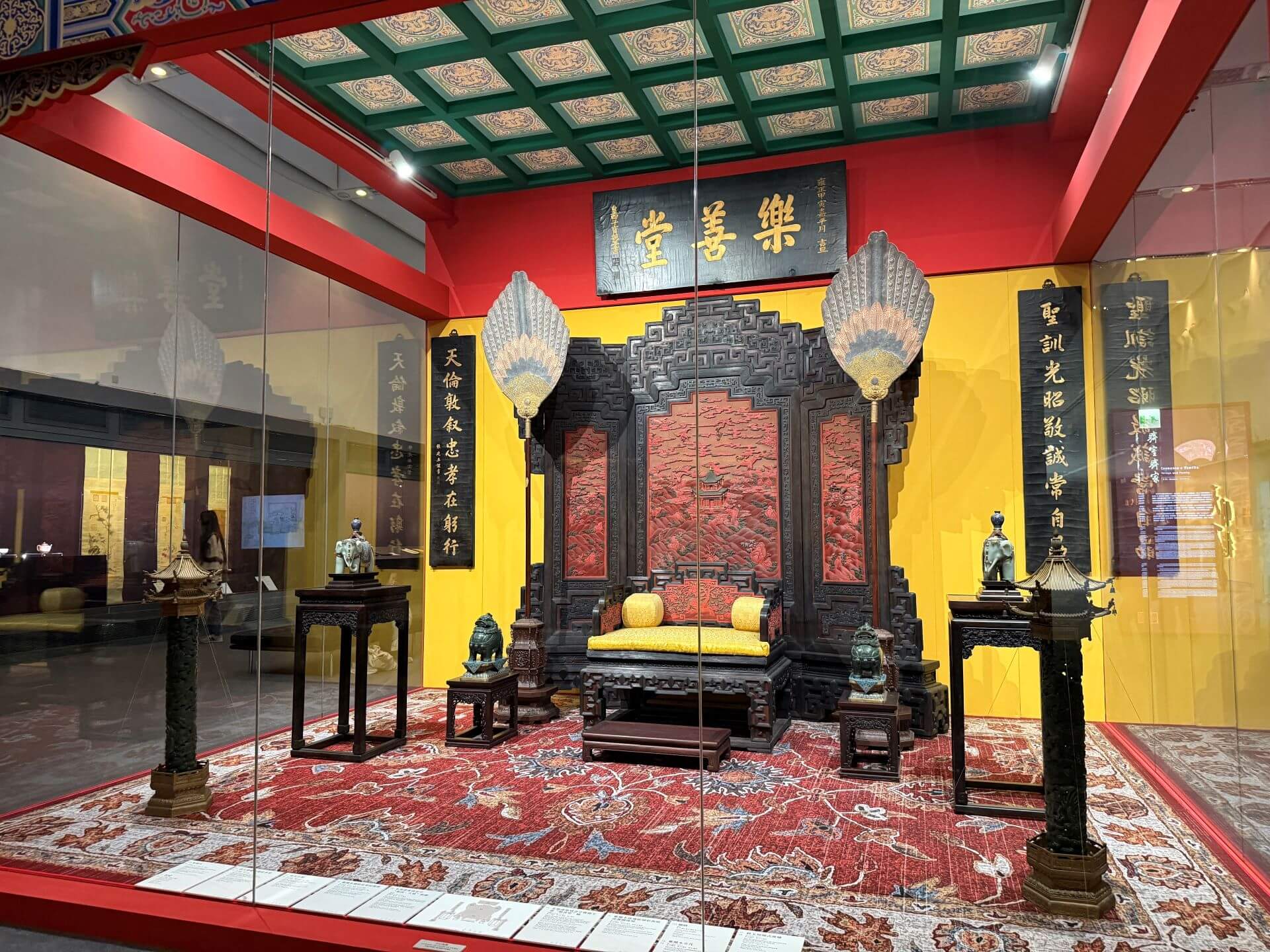 澳門藝術博物館「天下明德——故宮博物院重華宮主題展」展場空間。（攝影／朱佑霖）