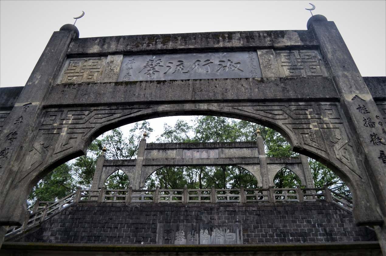 白榕蔭堂墓園牌坊可見蔣介石所提牌匾，前方「淑行流馨」紀念白夫人，後方「軫念勛猷」紀念白崇禧。©Wikipedia