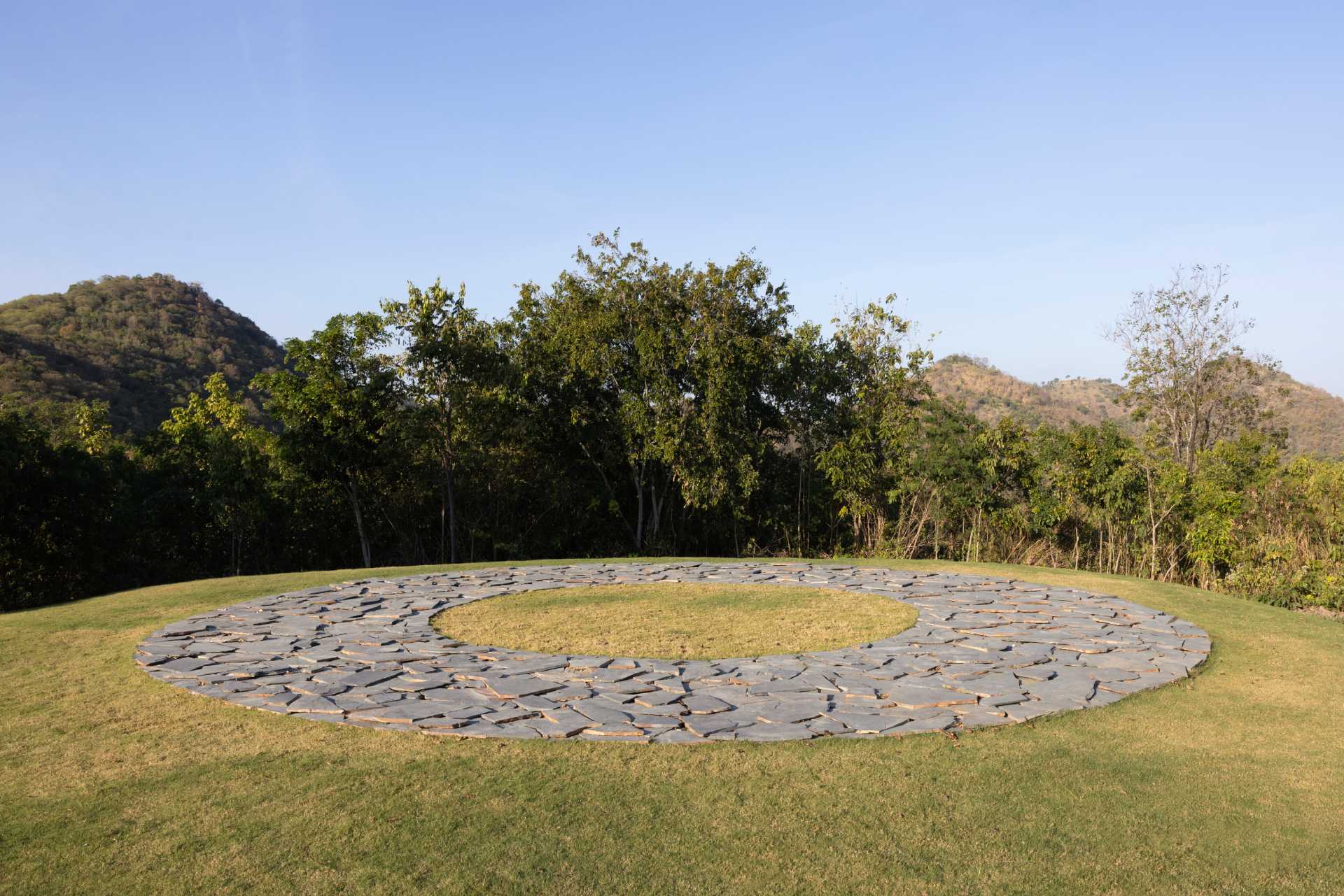 理查德．隆恩（Richard Long，1945 -）《行走在自然中》（Walking in Nature）（攝影／Andrea Rossetti）©&nbsp;Khao Yai Art Forest
