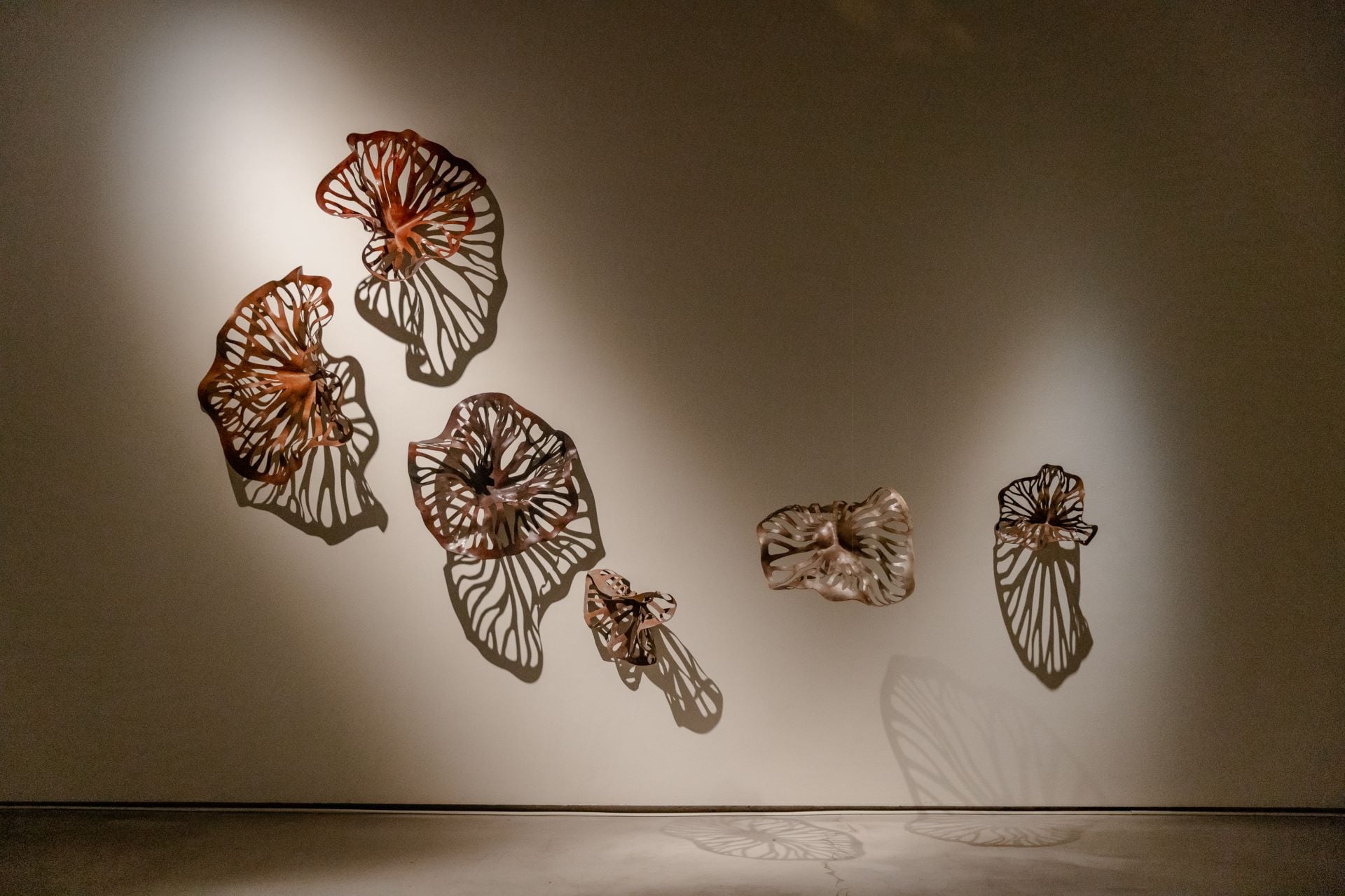 曾永玲於「金剛經．諸相非相」中展出之金工作品。（台灣好基金會提供）