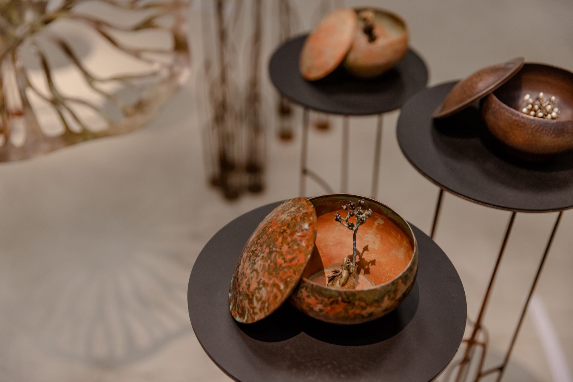 曾永玲作品《蒔時—一花一世界》系列，以缽作為創作核心。（台灣好基金會提供）
