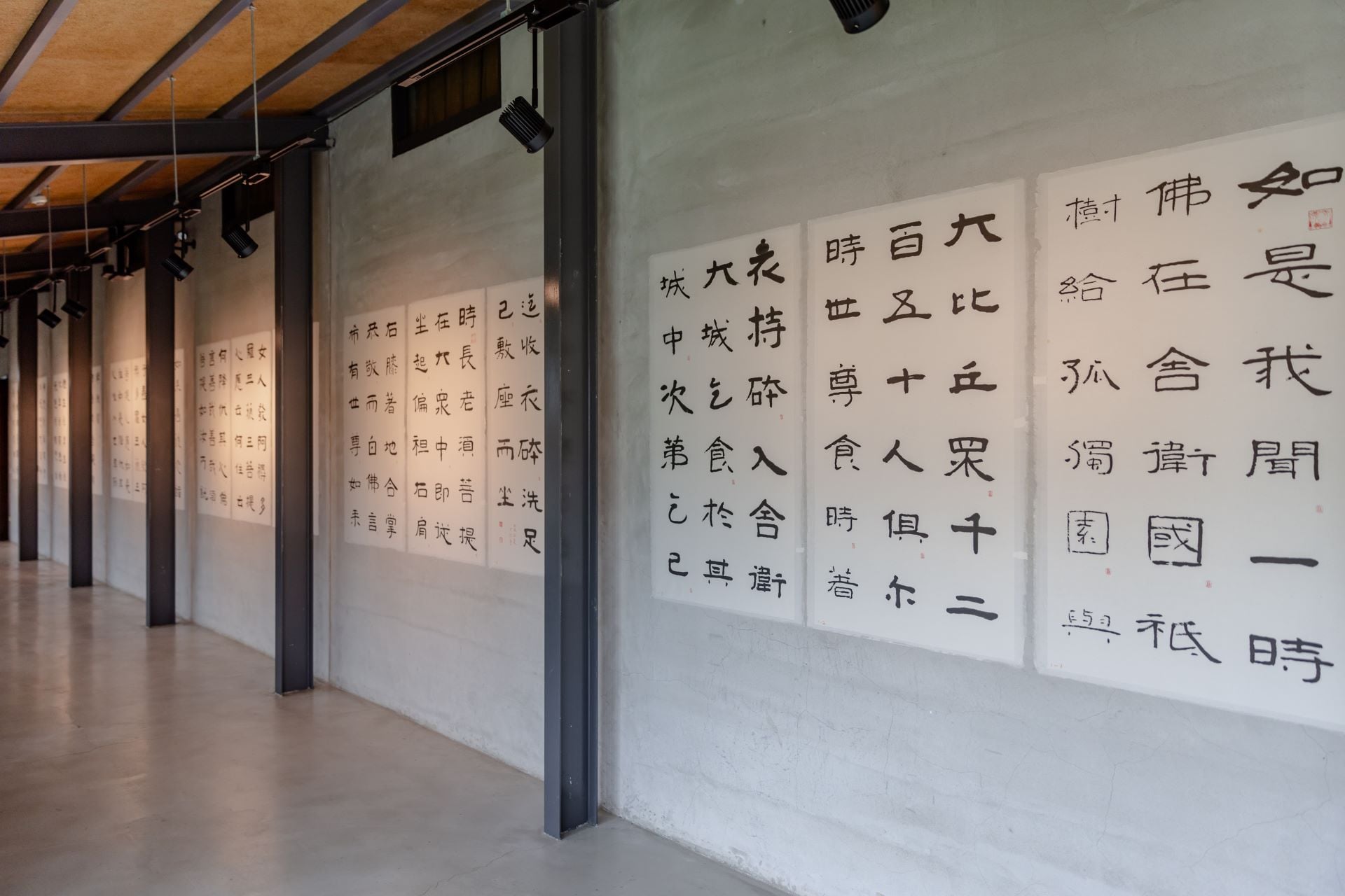 蔣勳18連幅手抄《金剛經》，呼應了「空性」超越時空的真實不虛意義。（台灣好基金會提供）