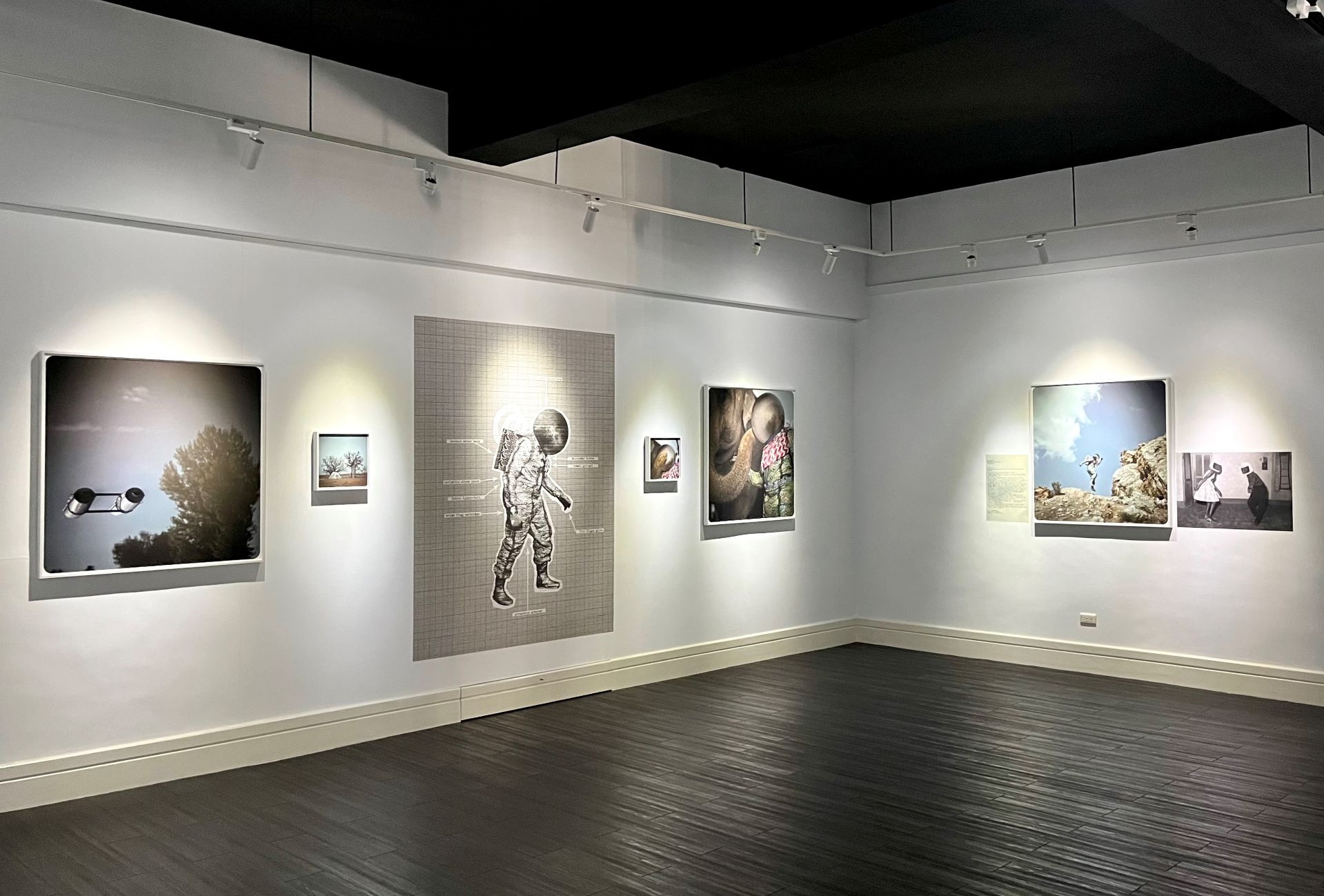 「非洲航天員」系列於「地核、地殼與月球」展場一隅。（攝影／章郡榕）