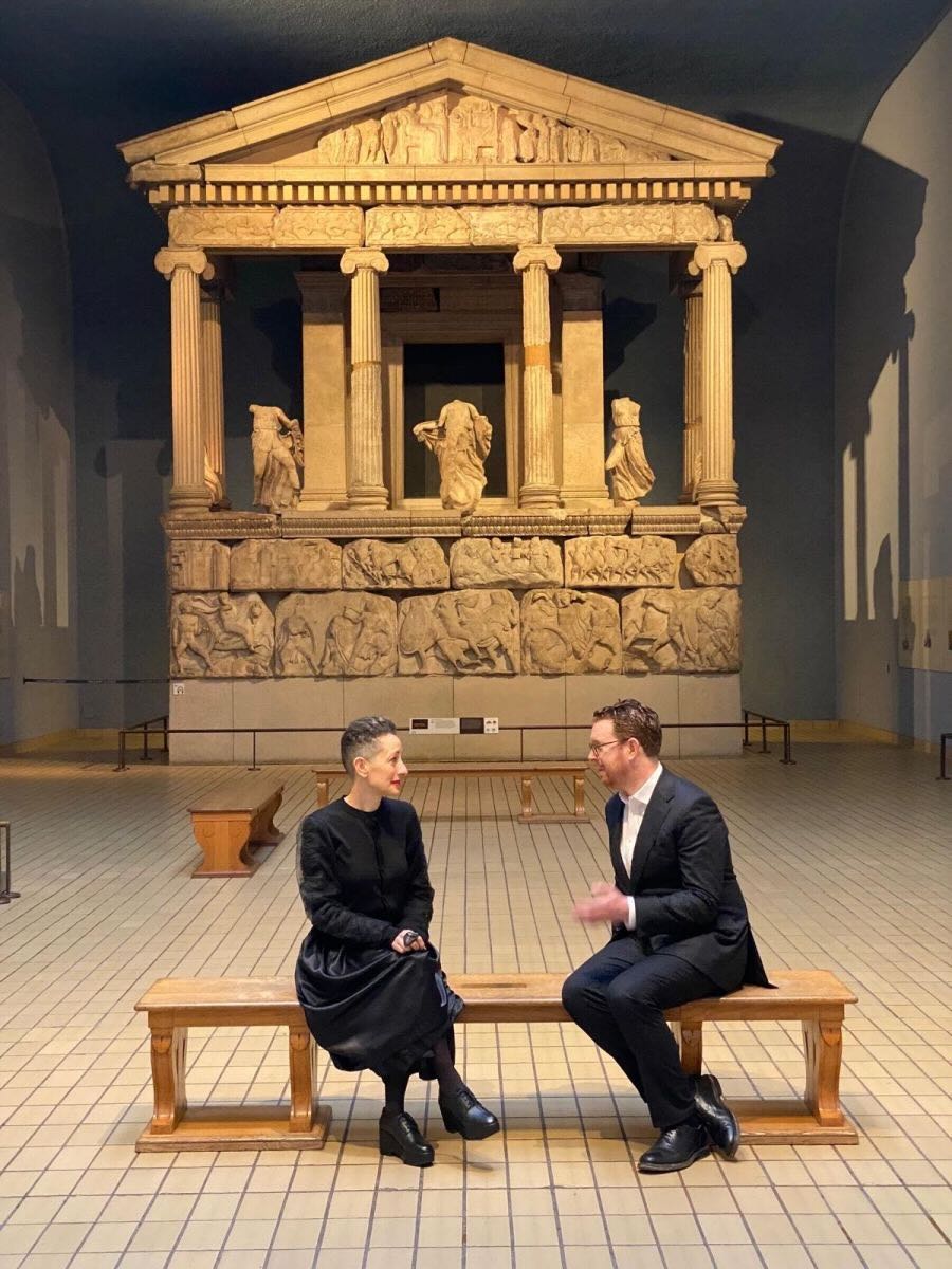 館長Nicholas Cullinan也認為Lina Ghotmeh是一位極度優雅、莊重的建築師。她團隊的提案展示了大英博物館對材料敏感的建築願景。圖為Lina Ghotmeh和Nicholas Cullinan在西側畫廊。大英博物館提供