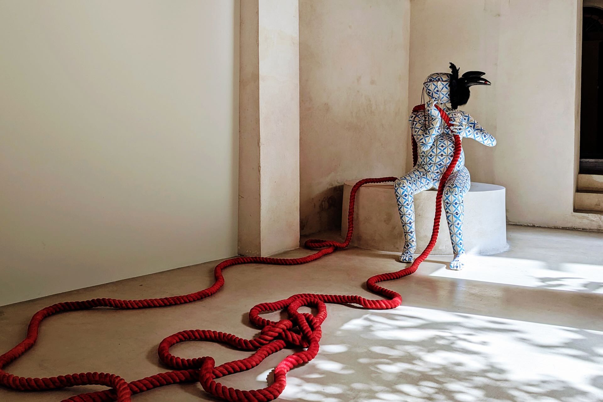 出生於斯里蘭卡的加拿大藝術家Rajni Perera的作品《門衛》（gatekeeper, 2024）中，與神聖犀鳥合為一體的女人。攝影：呂瑋倫