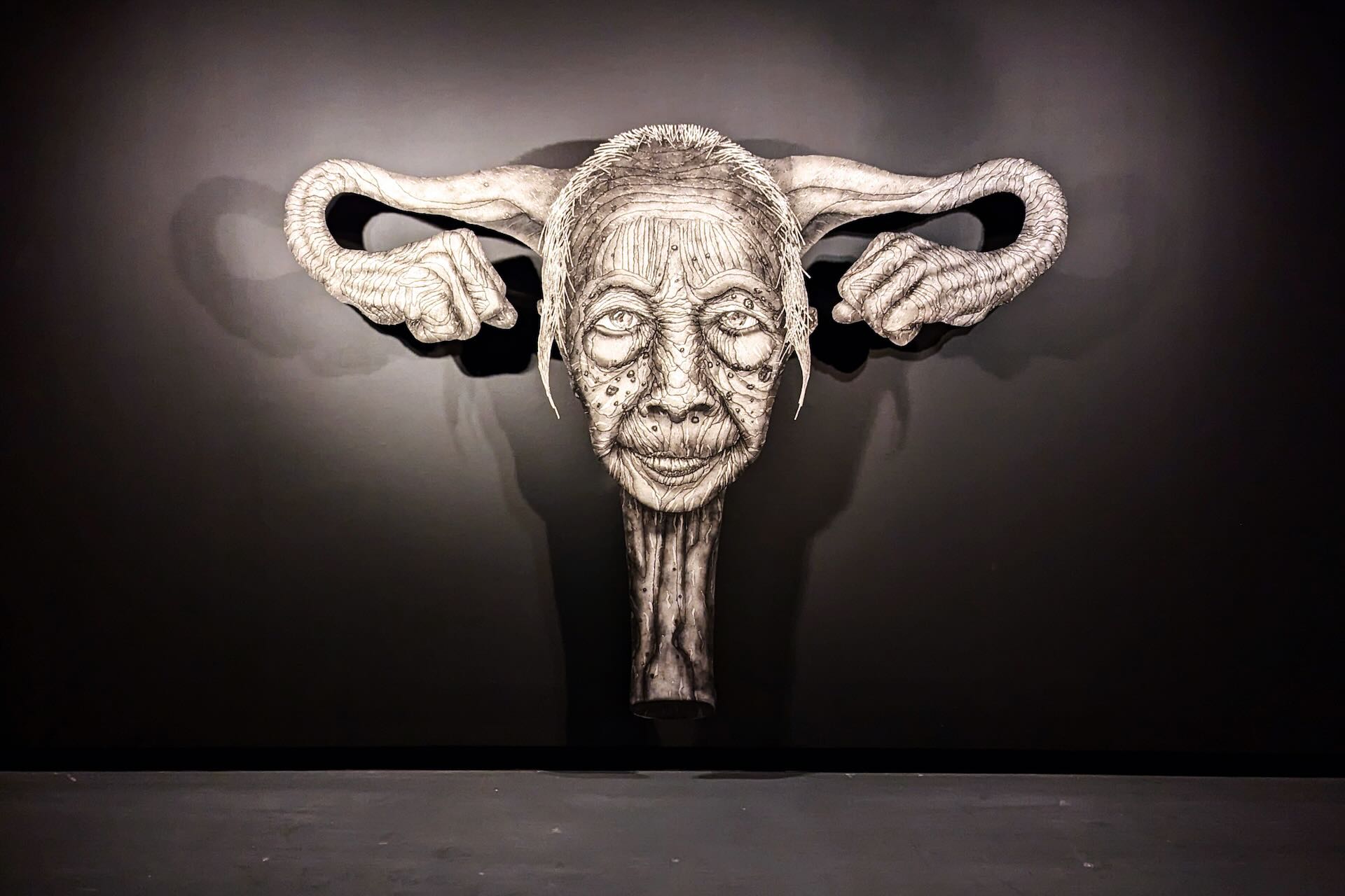 馬來西亞藝術家Nadiah Bamadhaj與Senyawa合作的作品《The Reckoning》（2021）。這件作品的靈感來自於一個在父權社會的傳說敘事中被認知為可怕女巫的Calon Arang。攝影：呂瑋倫