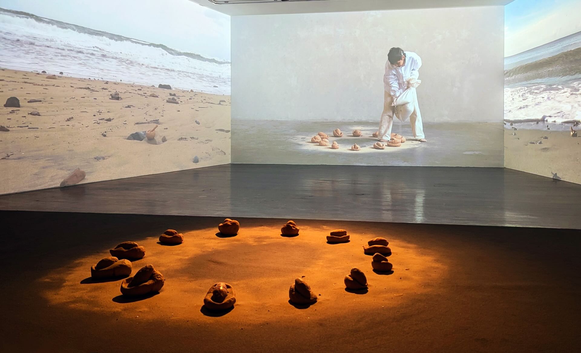 林安琪重製十年前的作品《海岸》（To the Shore），一個性別模糊的身體，與一圈暗喻女器的陶瓷。攝影：呂瑋倫
