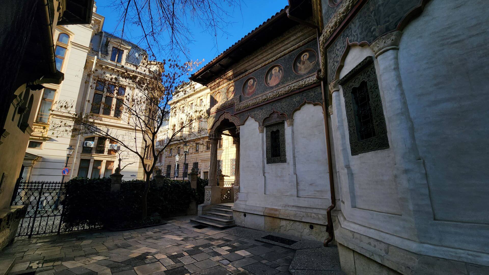建於18世紀，見證歷史的斯塔夫羅波萊奧斯修道院如今被各種時期的建築物所包圍。（攝影／高森信男）