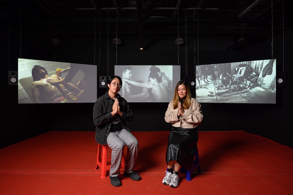 泰國的四人創作團隊奪得本屆「桃創獎」首獎，圖為藝術家朱拉亞農．西里彭(左)與卡薩馬彭．薩恩蘇拉坦(右)。攝影／ANPIS FOTO王世邦，圖片提供／桃園市立美術館。