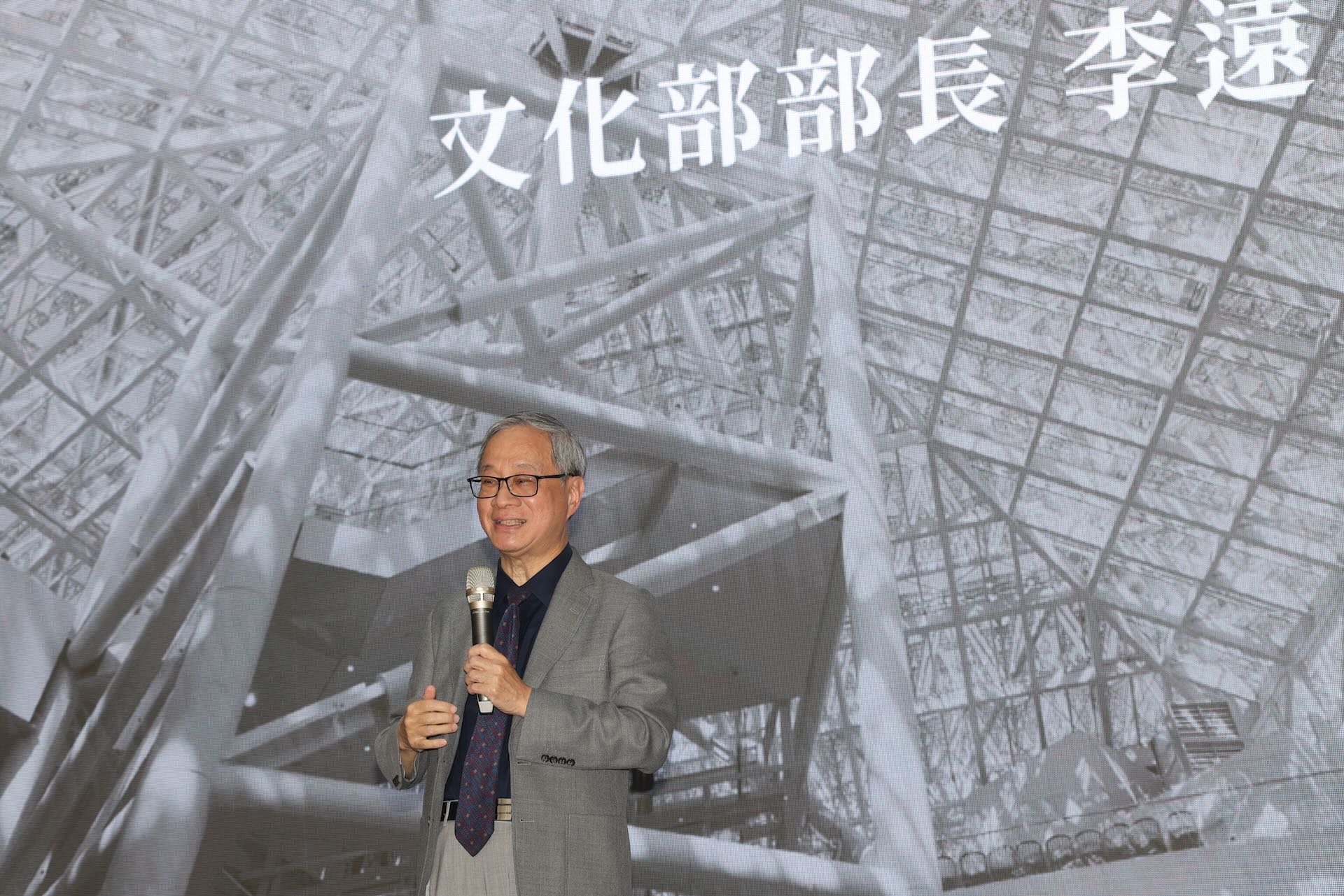 文化部長李遠表示，《曙光來臨之前》的序文有這樣一段話：「黃土水、陳澄波、陳植棋等人入選帝展時的心情，其實就像是陳傑憲在胸前比出框框的感覺：我們只是還沒有自己的名字，但絕不會低人一等。」南國美提供